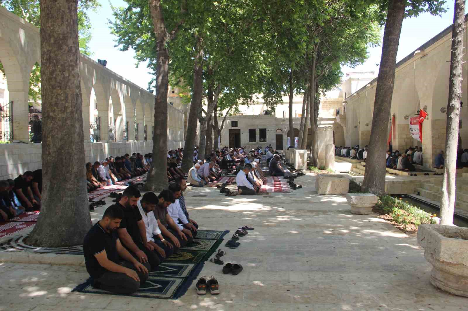 Deprem ve sel felaketinde hasar alan 526 yıllık Hasan Paşa Cami ibadete açıldı
