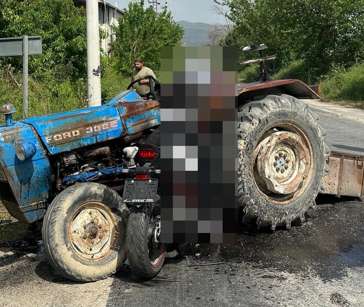 Aydın’da meydana gelen trafik kazasında 3 kişi hayatını kaybetti.