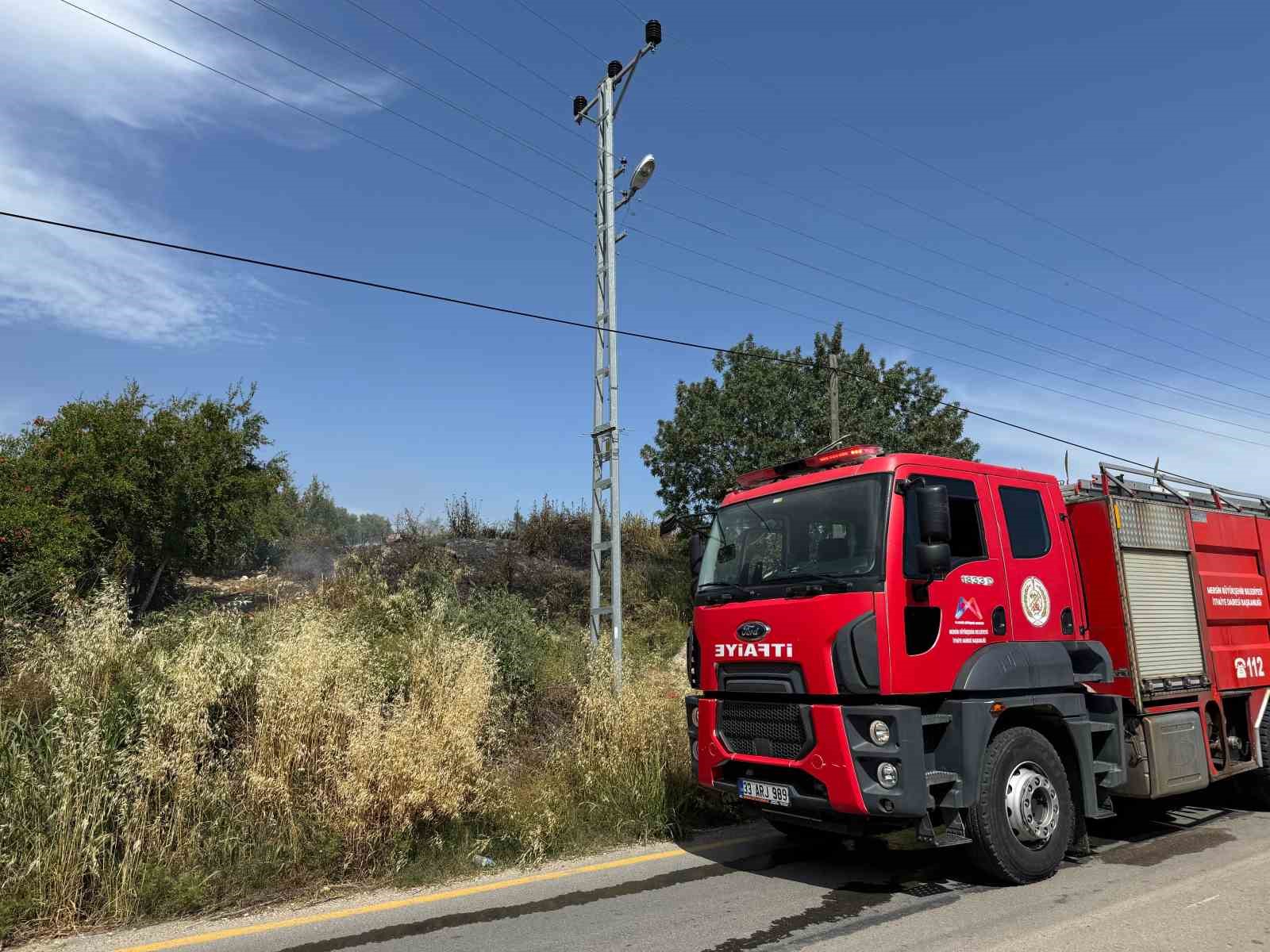 Mersin’de çalılık yangını bahçeye sıçramadan söndürüldü
