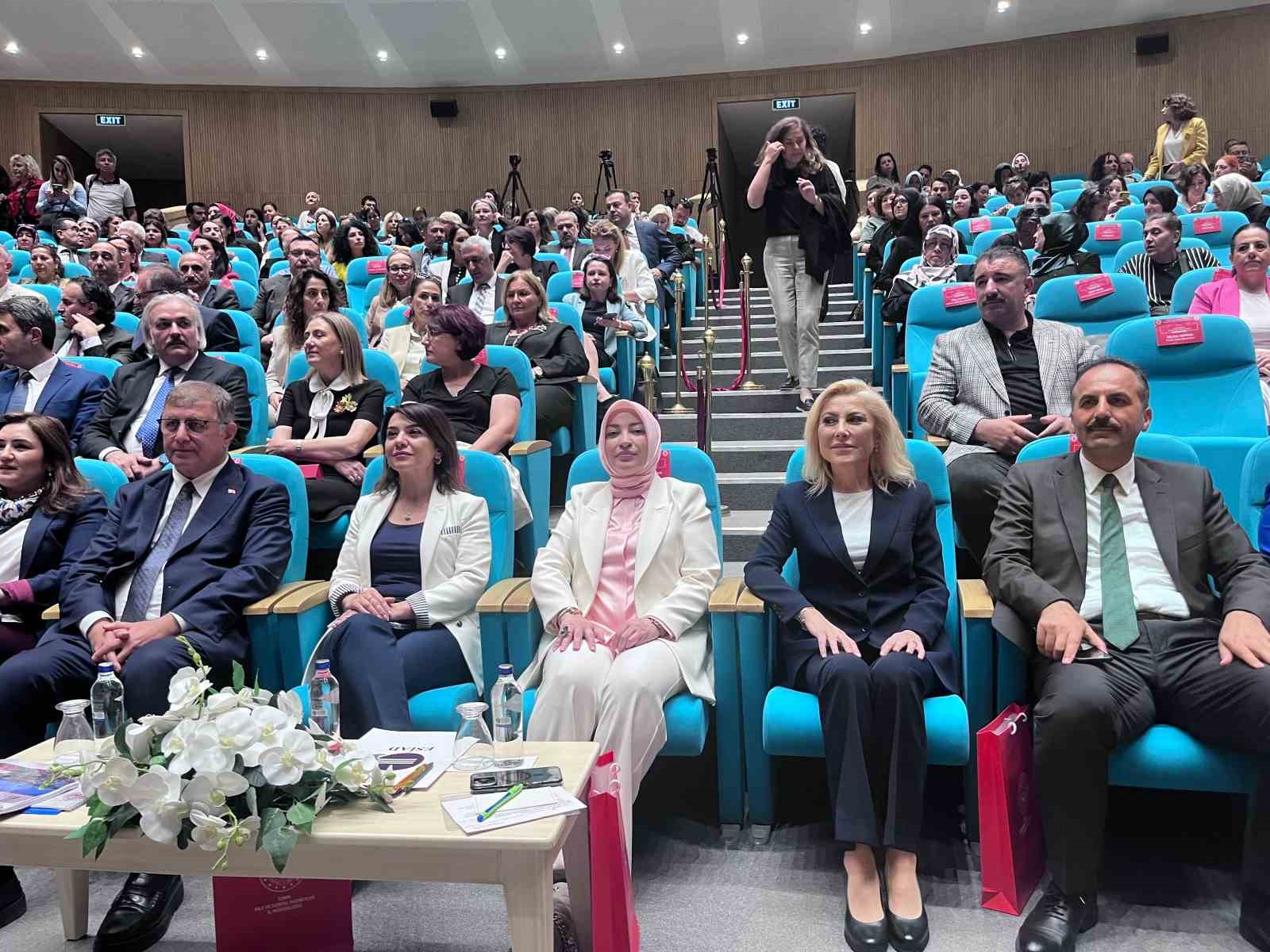 İzmir’de "Kadın Erkek Fırsat Eşitliği Çalıştayı" düzenlendi
