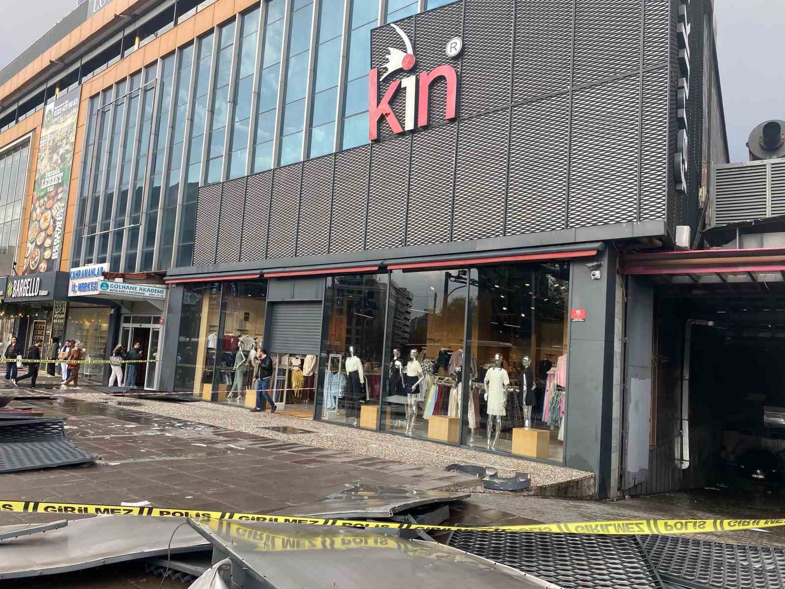 Ankara’da fırtına mağazanın tabelasını uçurdu
