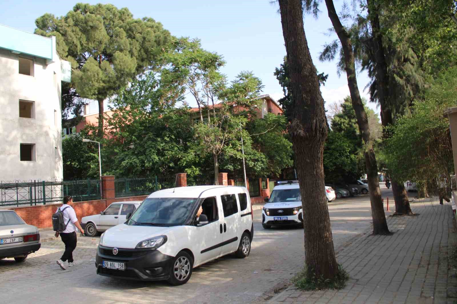 Çatıya çıktı, kendisini ikna etmeye çalışan polislere "gazeteciler gitsin inerim" dedi

