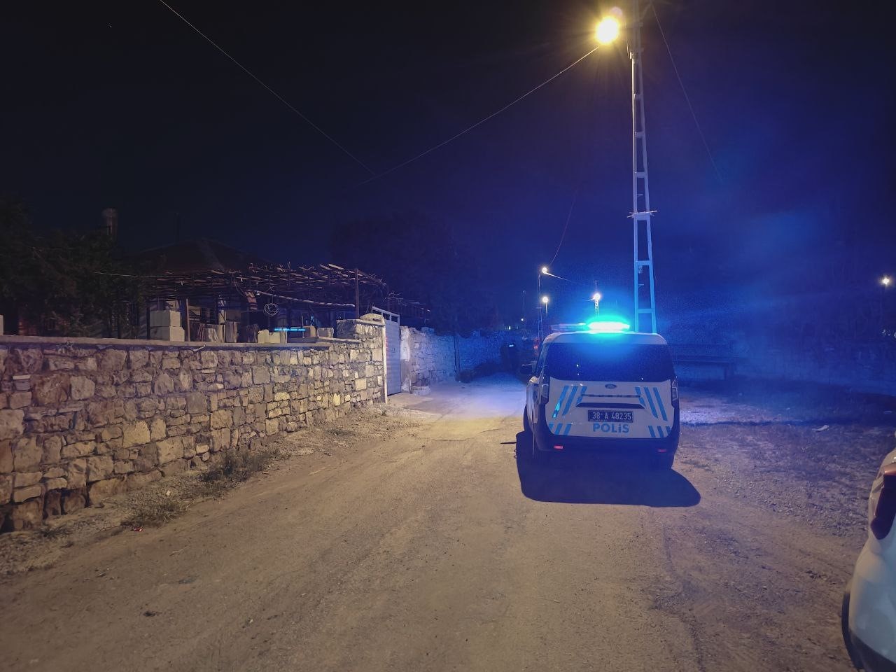 Kayseri’de ihbara giden polis otosuna saldırı: 1 gözaltı 
