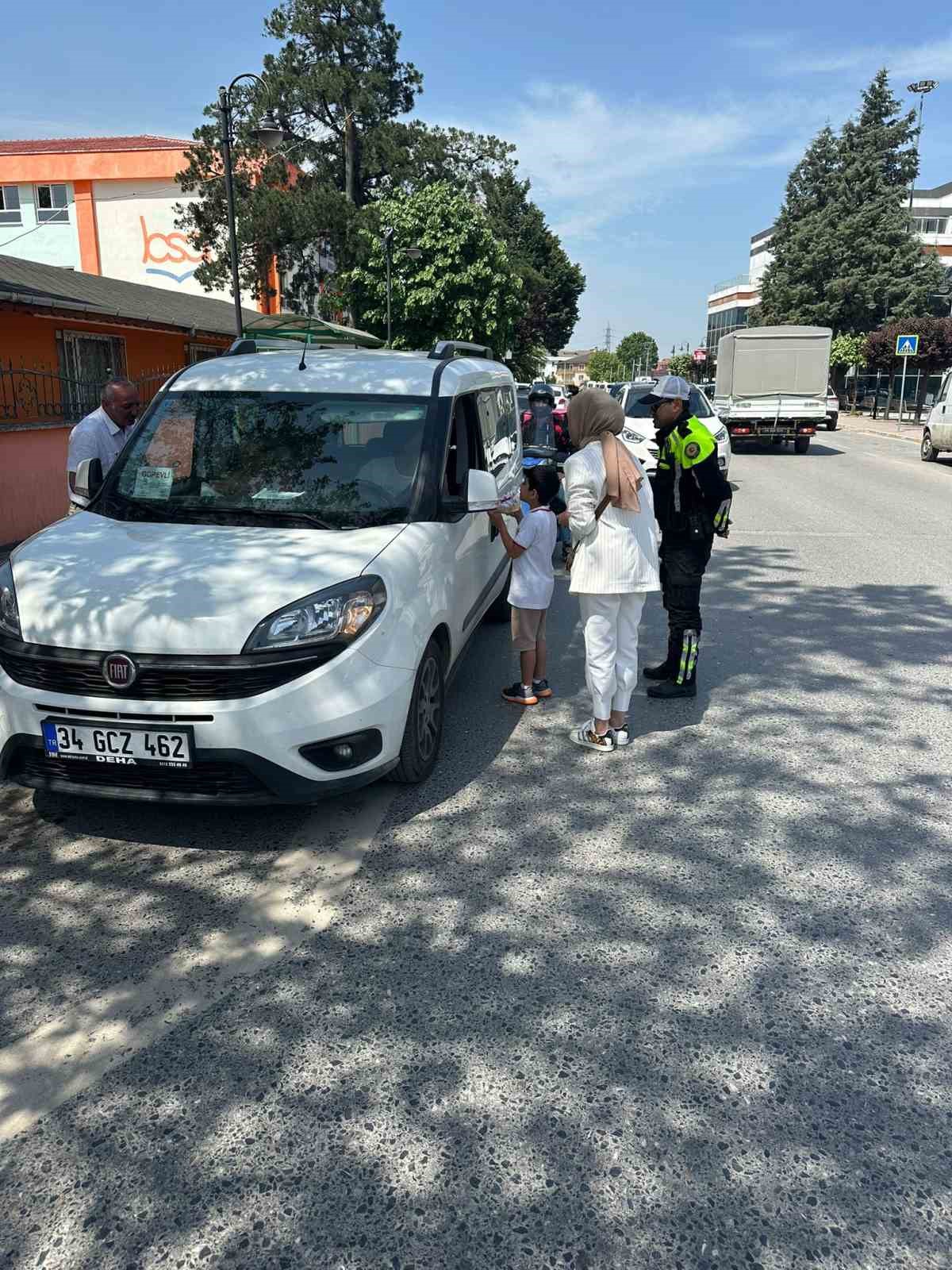 Minik yüreklerden büyük farkındalık: Yaya geçidinde duranlara tatlı teşekkür