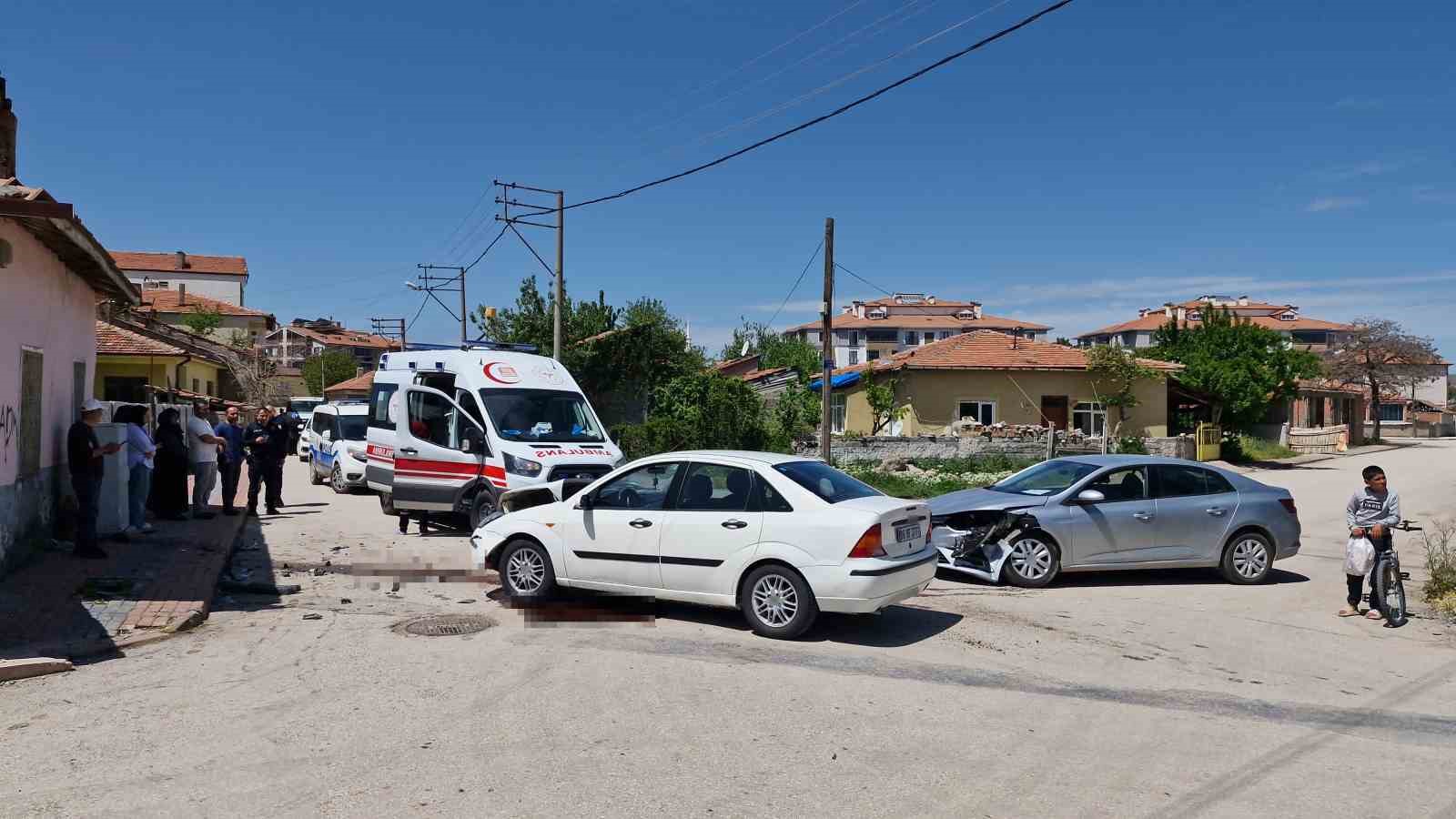 &Ccedil;orum&rsquo;da iki otomobil &ccedil;arpıştı: 8 yaralı
