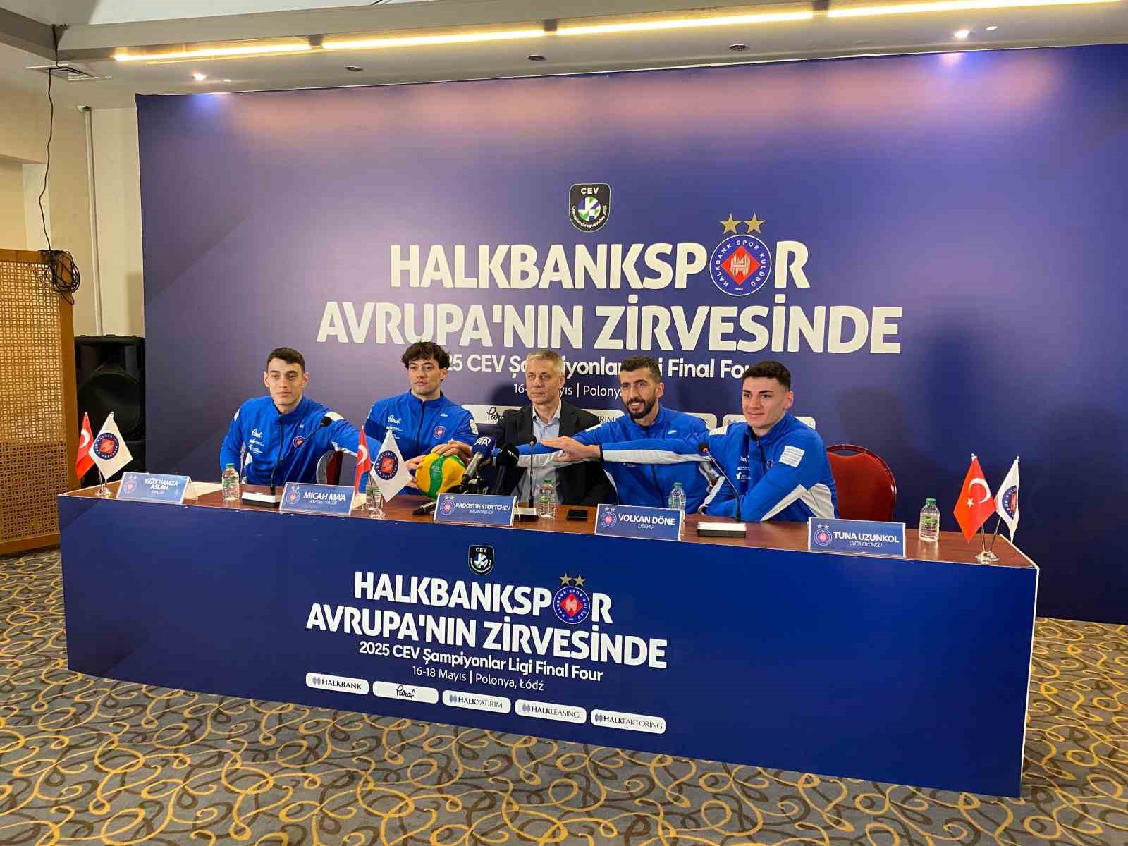 Halkbank Ankara Başantrenörü Stoytchev: "Dörtlü finale savaşmaya hazır gidiyoruz, hiçbir takımdan korkmayacağız"