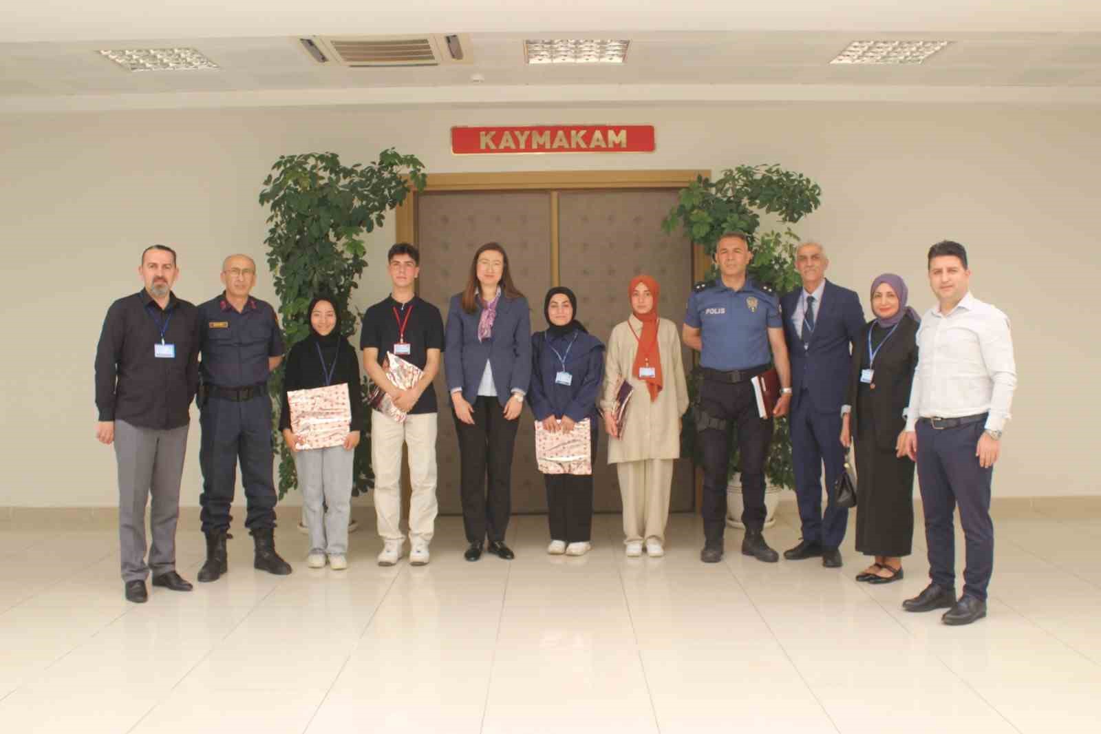 Kaymakam Polat, başarılı &ouml;ğrencileri ağırladı
