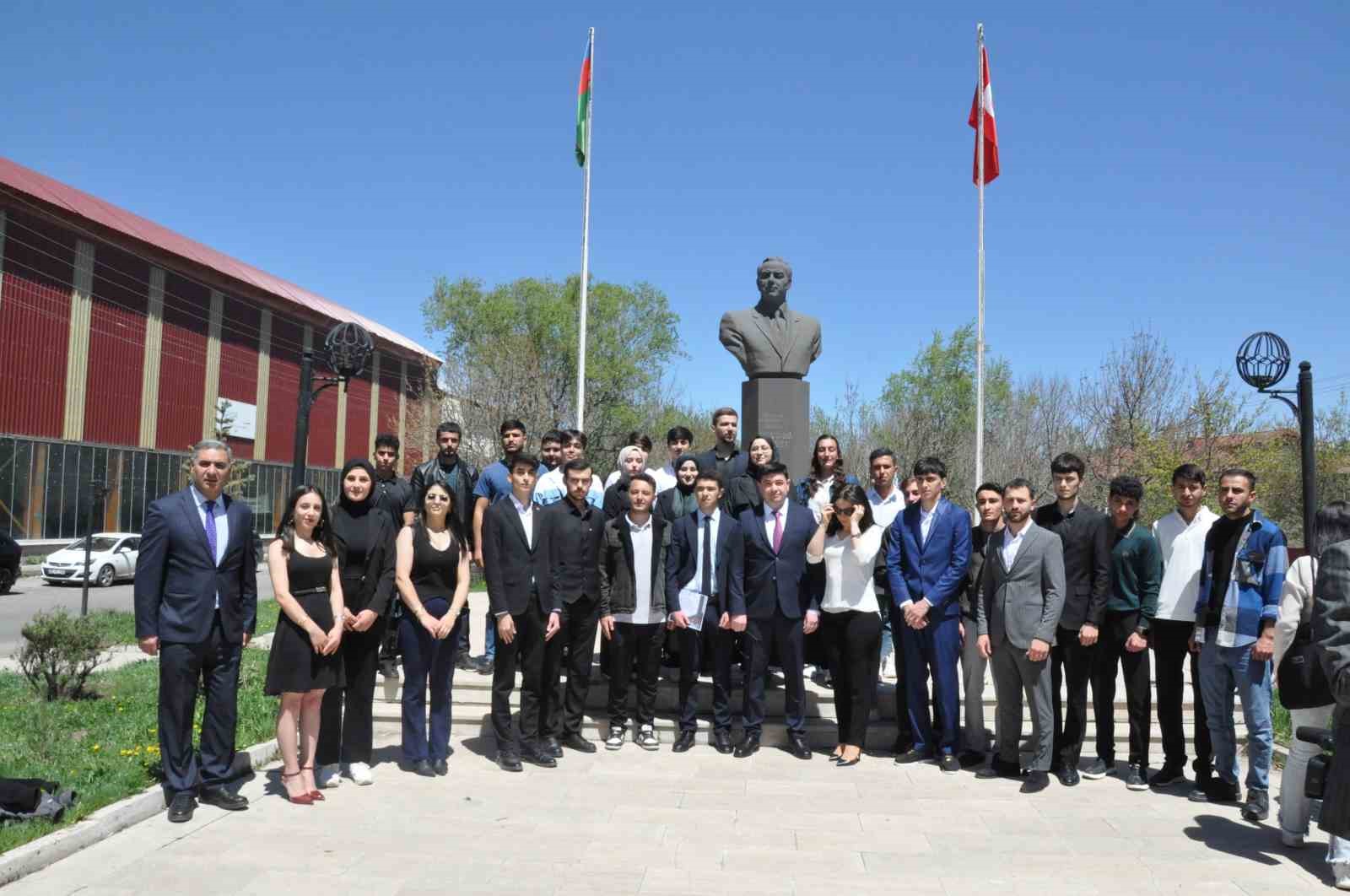 Kars&rsquo;ta Haydar Aliyev&rsquo;in 102. doğum g&uuml;n&uuml; kutlandı
