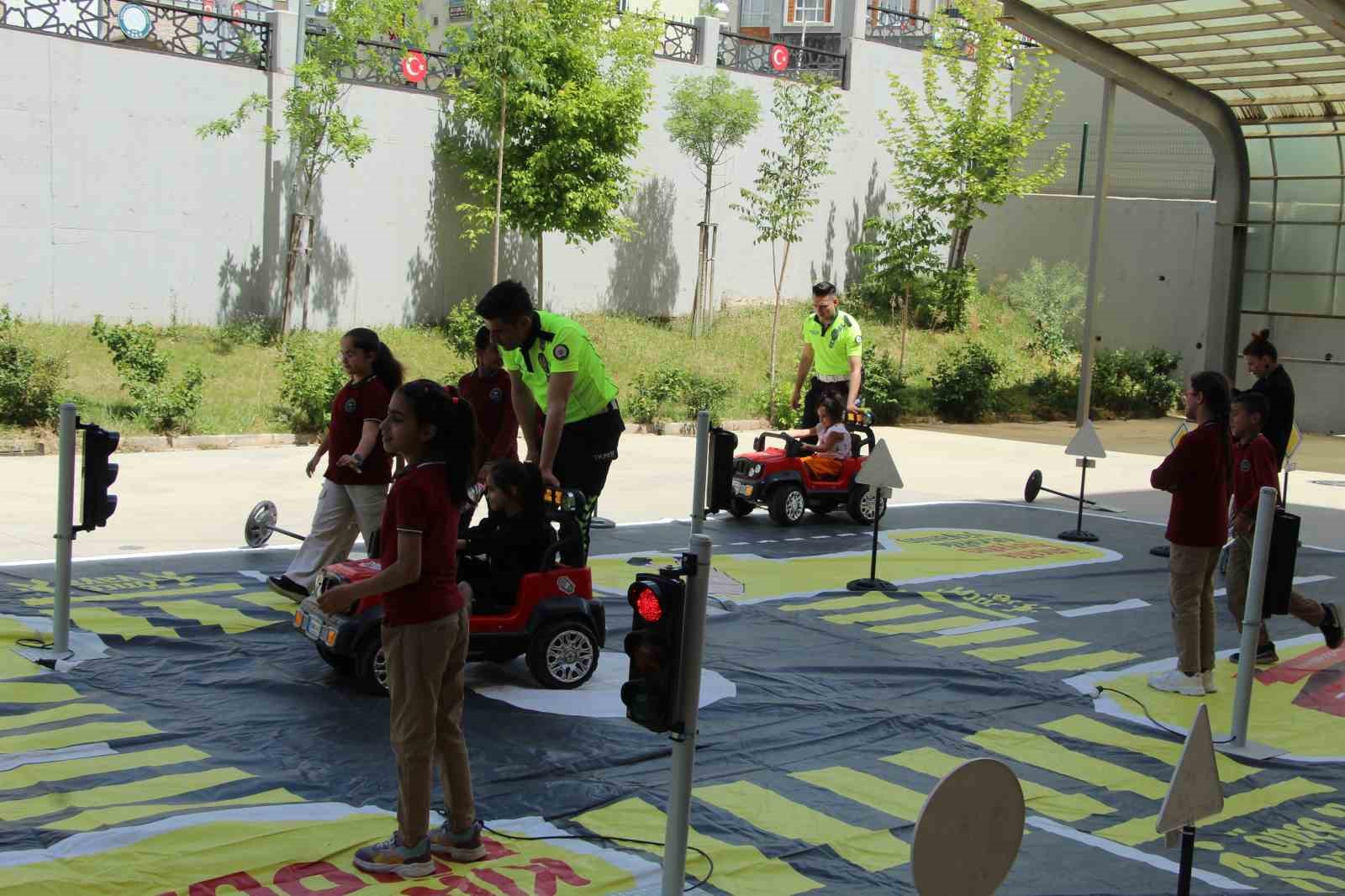 Şırnak&rsquo;ta Trafik Haftası&rsquo;nda bilin&ccedil;lendirme seferberliği
