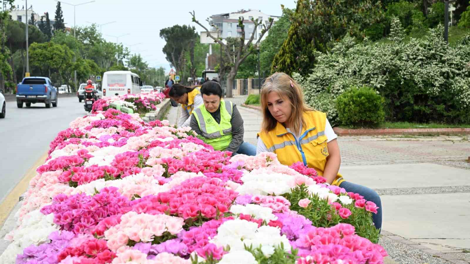 Başkan &Ccedil;er&ccedil;ioğlu Efeler&rsquo;i bahar &ccedil;i&ccedil;ekleri ile s&uuml;sledi
