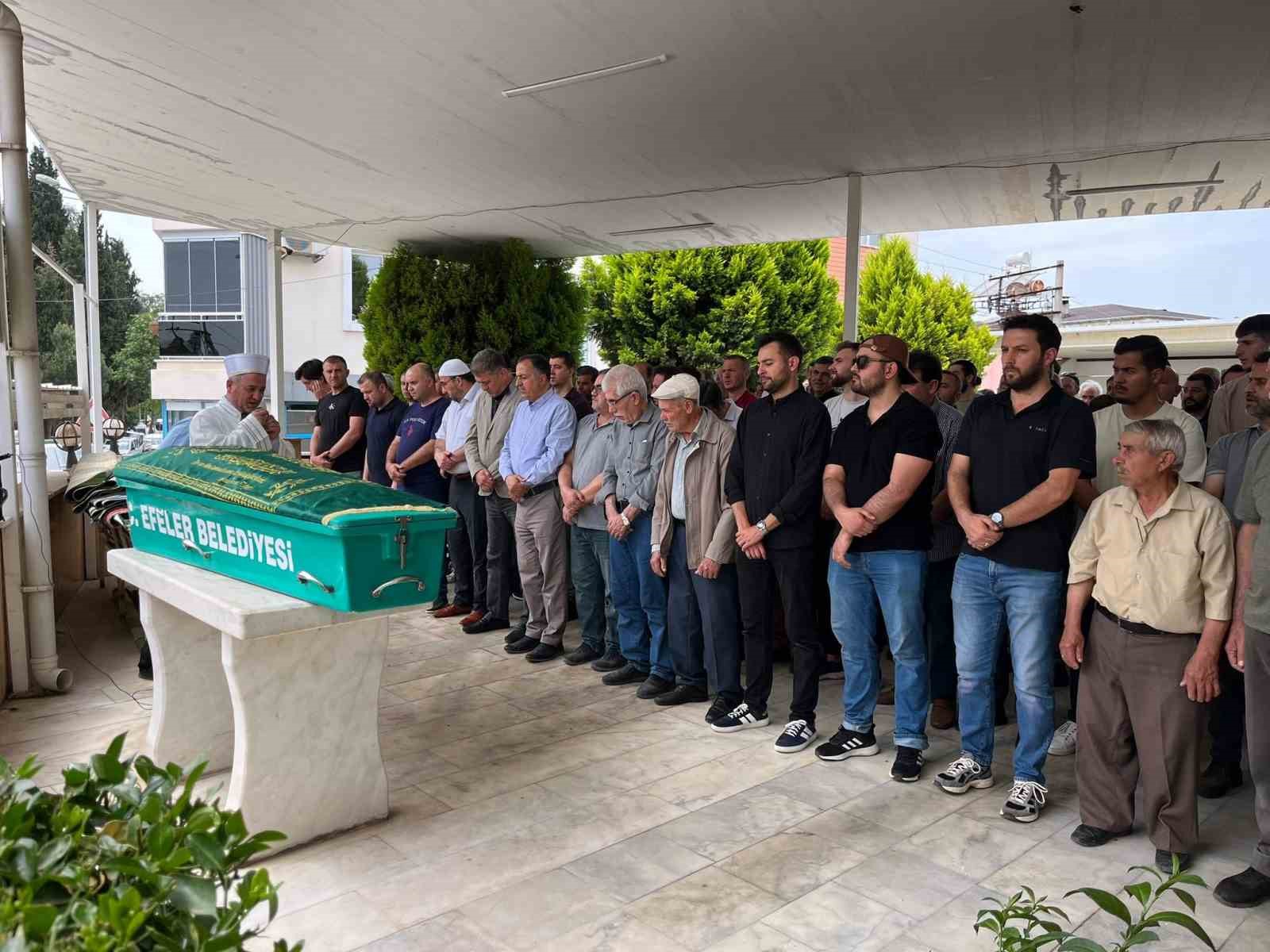 Kalp krizi geçirip hayatını kaybeden müezzin toprağa verildi