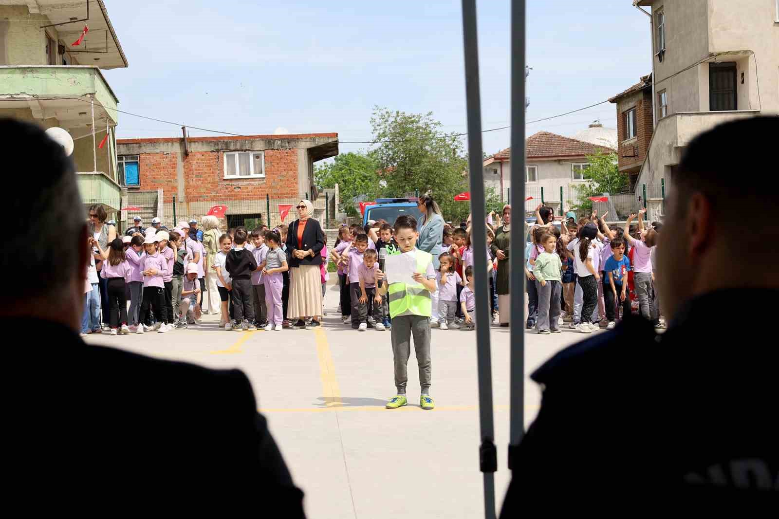 Güvenli trafiğin şartlarını ‘tebessümle’ öğrendiler