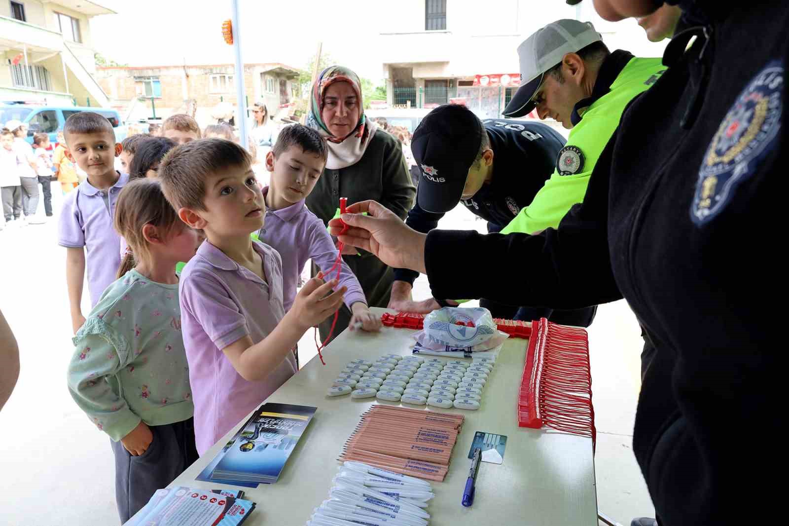 Güvenli trafiğin şartlarını ‘tebessümle’ öğrendiler