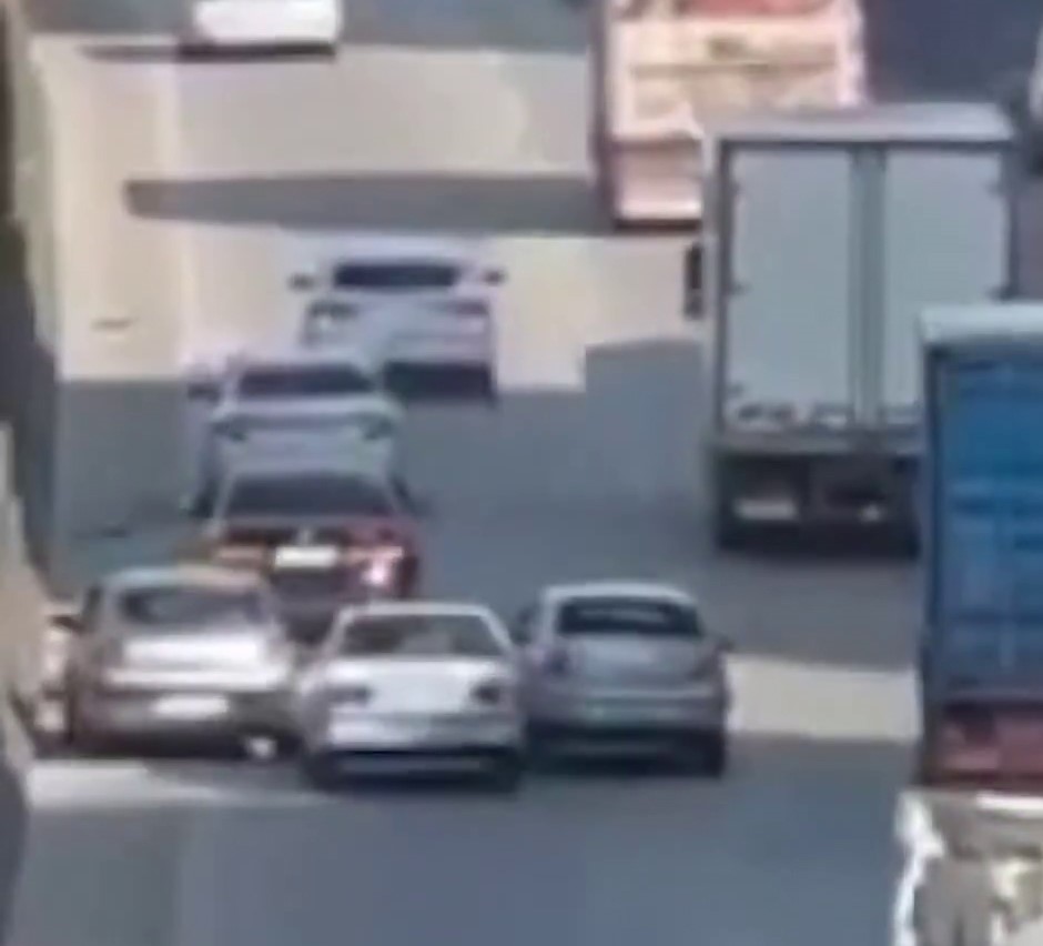 Tırın kopan lastik kaplaması, zincirleme kazaya sebep oldu: O anlar kamerada
