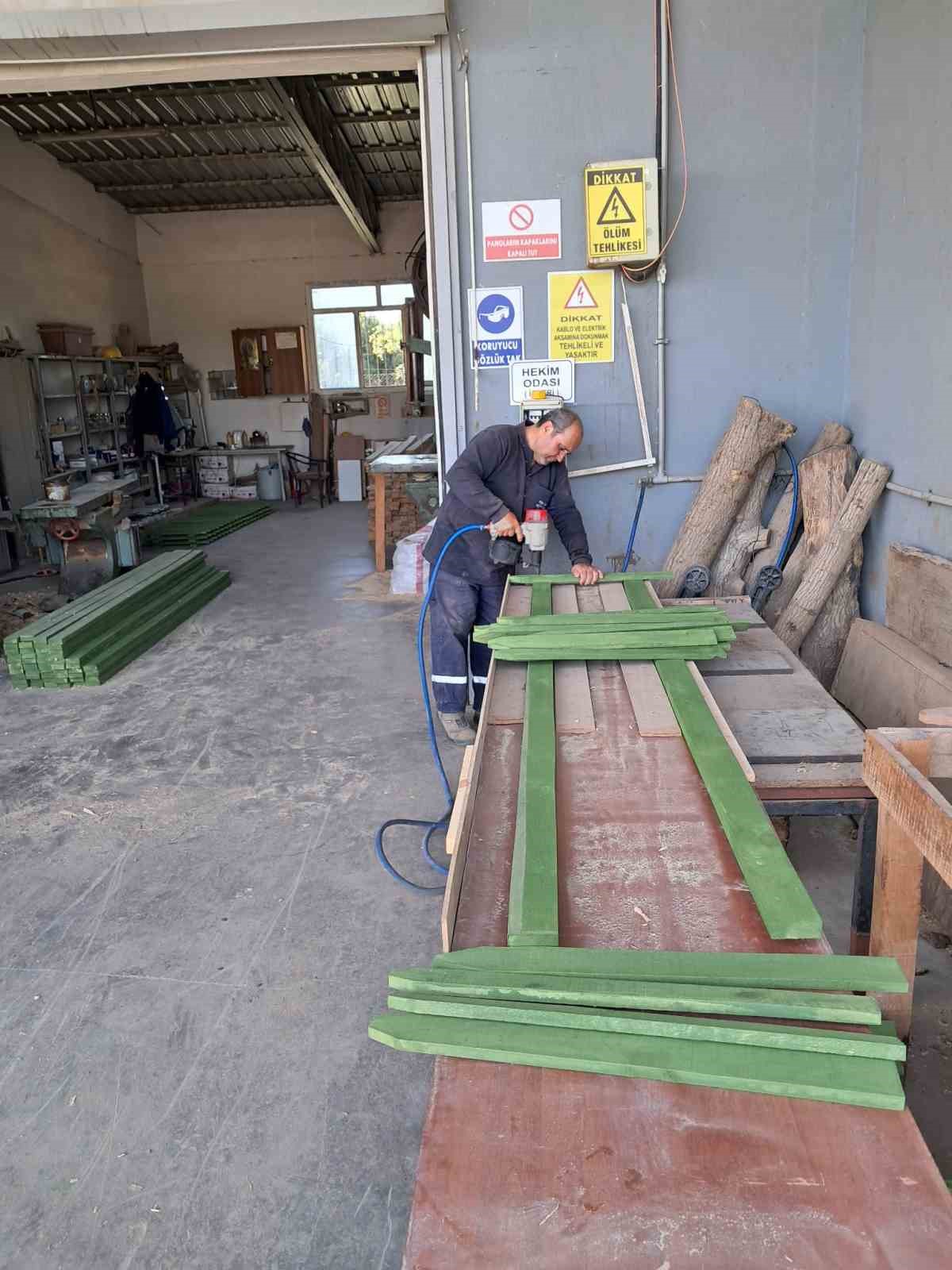 Başkan Zencirci: "Park ve bah&ccedil;e &ccedil;itlerini &ouml;zkaynaklarımızla &uuml;retiyoruz"
