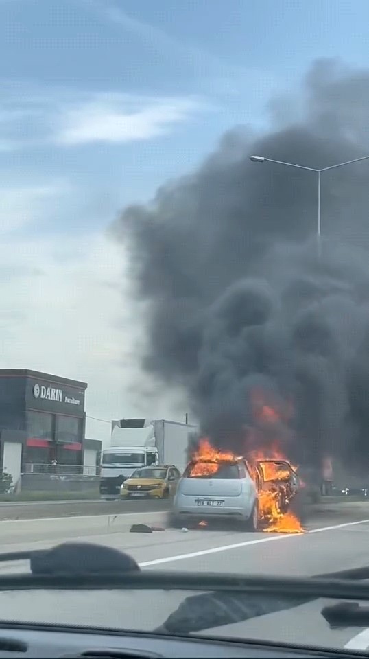İnegöl’de seyir halindeki otomobil alev topuna döndü