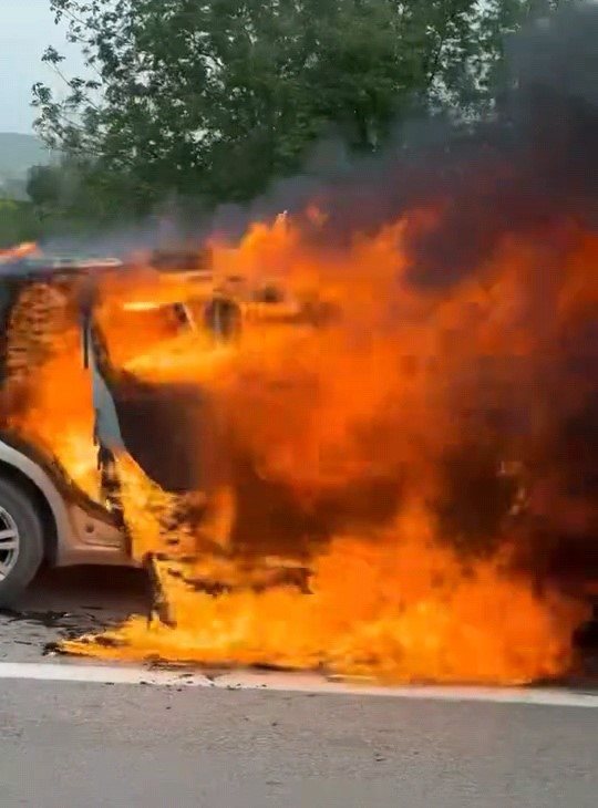 İneg&ouml;l&rsquo;de seyir halindeki otomobil alev topuna d&ouml;nd&uuml;
