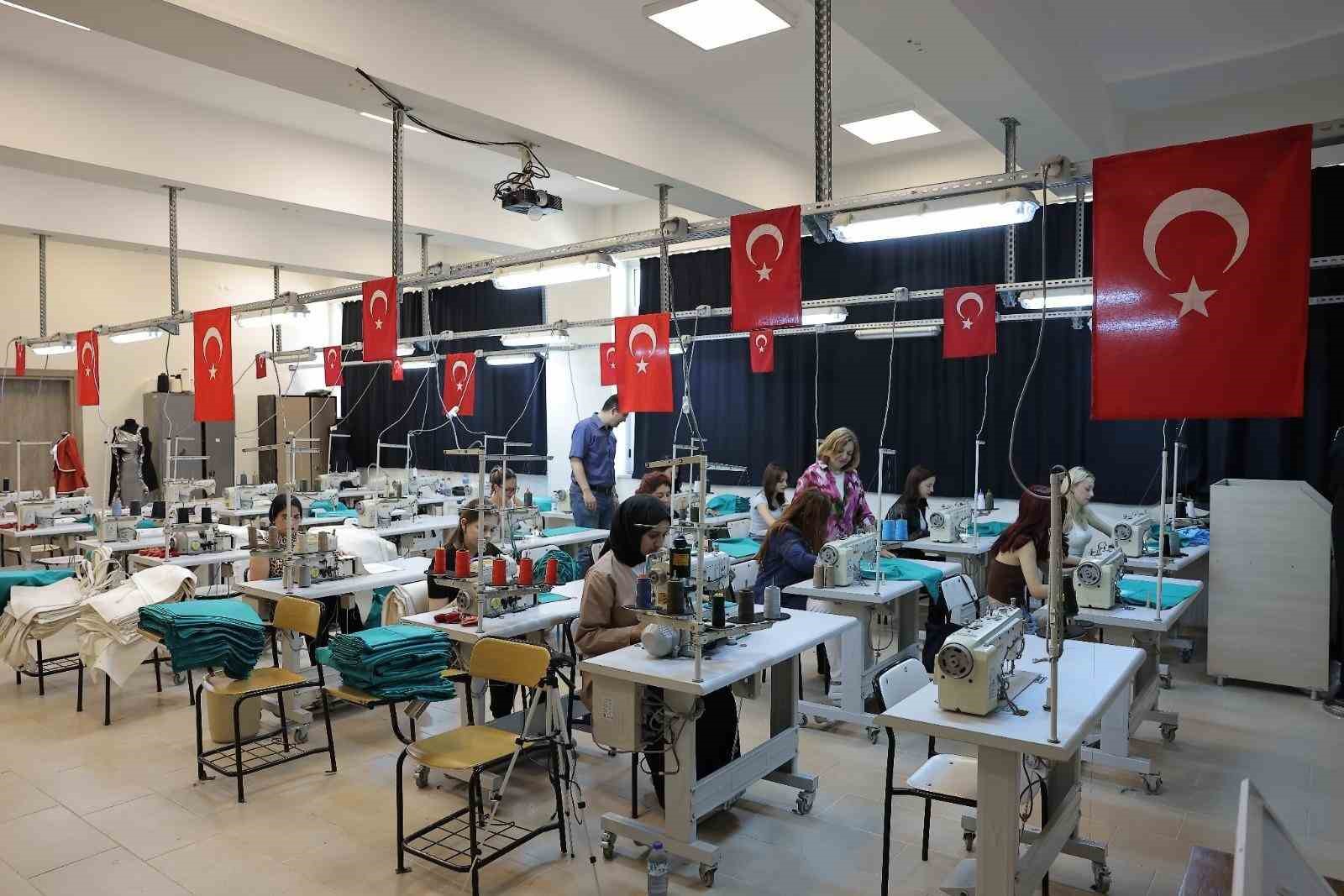 Ameliyathanelerin tekstil ürünleri üniversite öğrencilerinin elinden çıkıyor