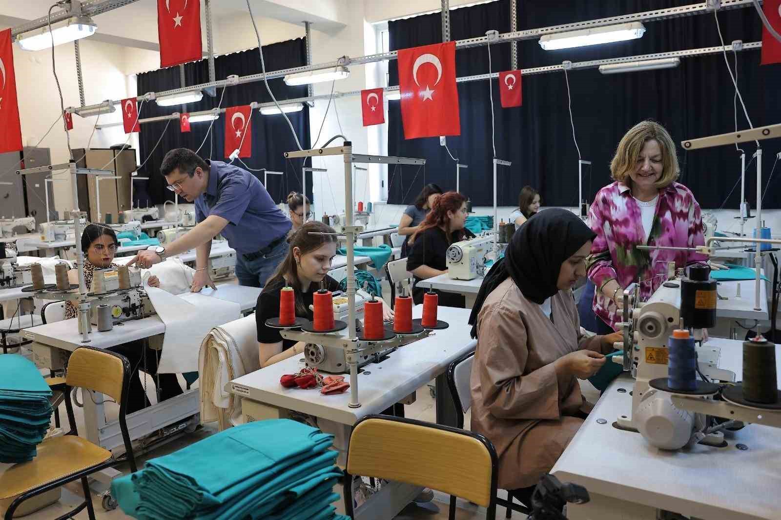Ameliyathanelerin tekstil ürünleri üniversite öğrencilerinin elinden çıkıyor