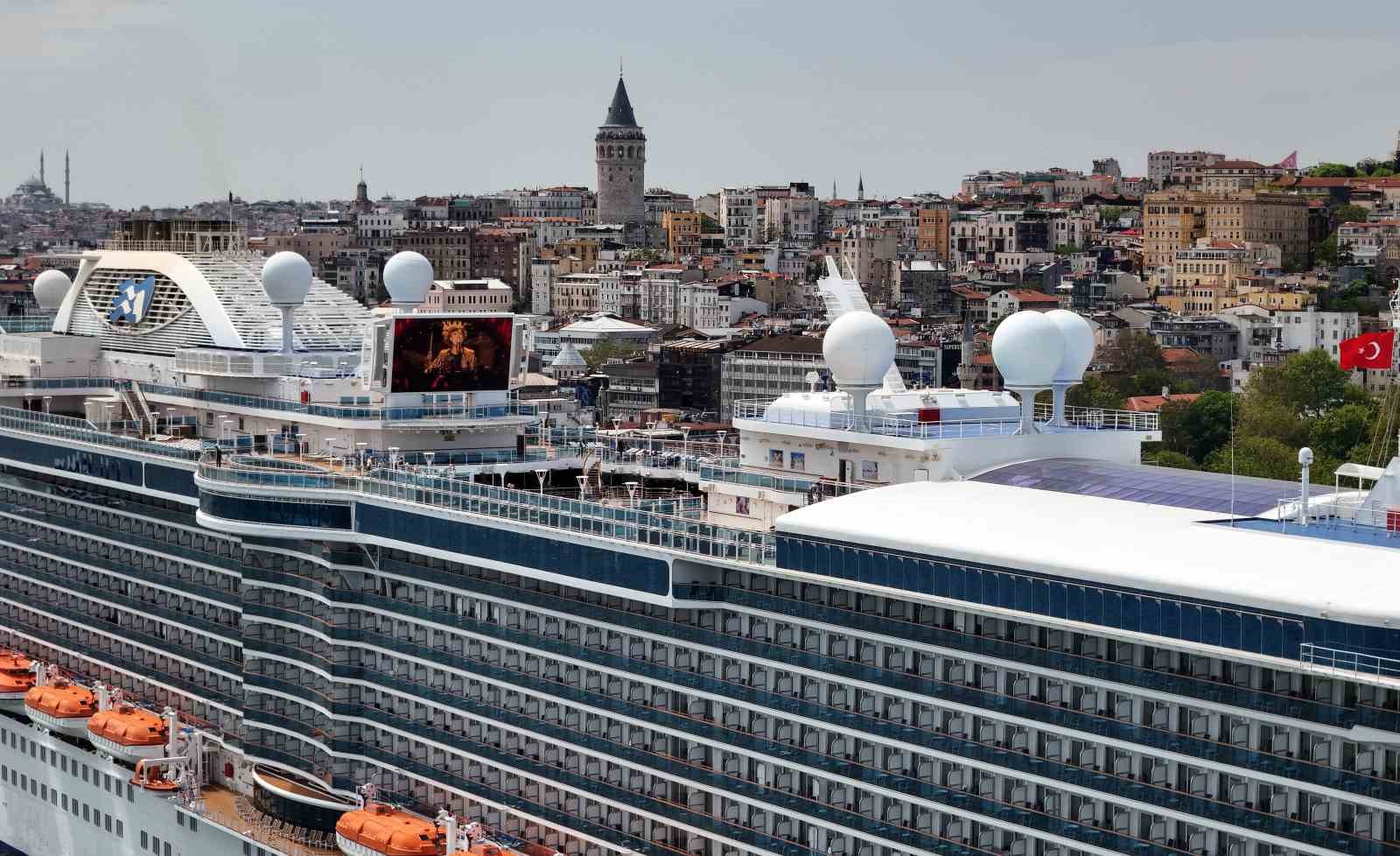 İstanbul Boğazı&rsquo;nda iki dev kruvaziyer gemisi havadan g&ouml;r&uuml;nt&uuml;lendi
