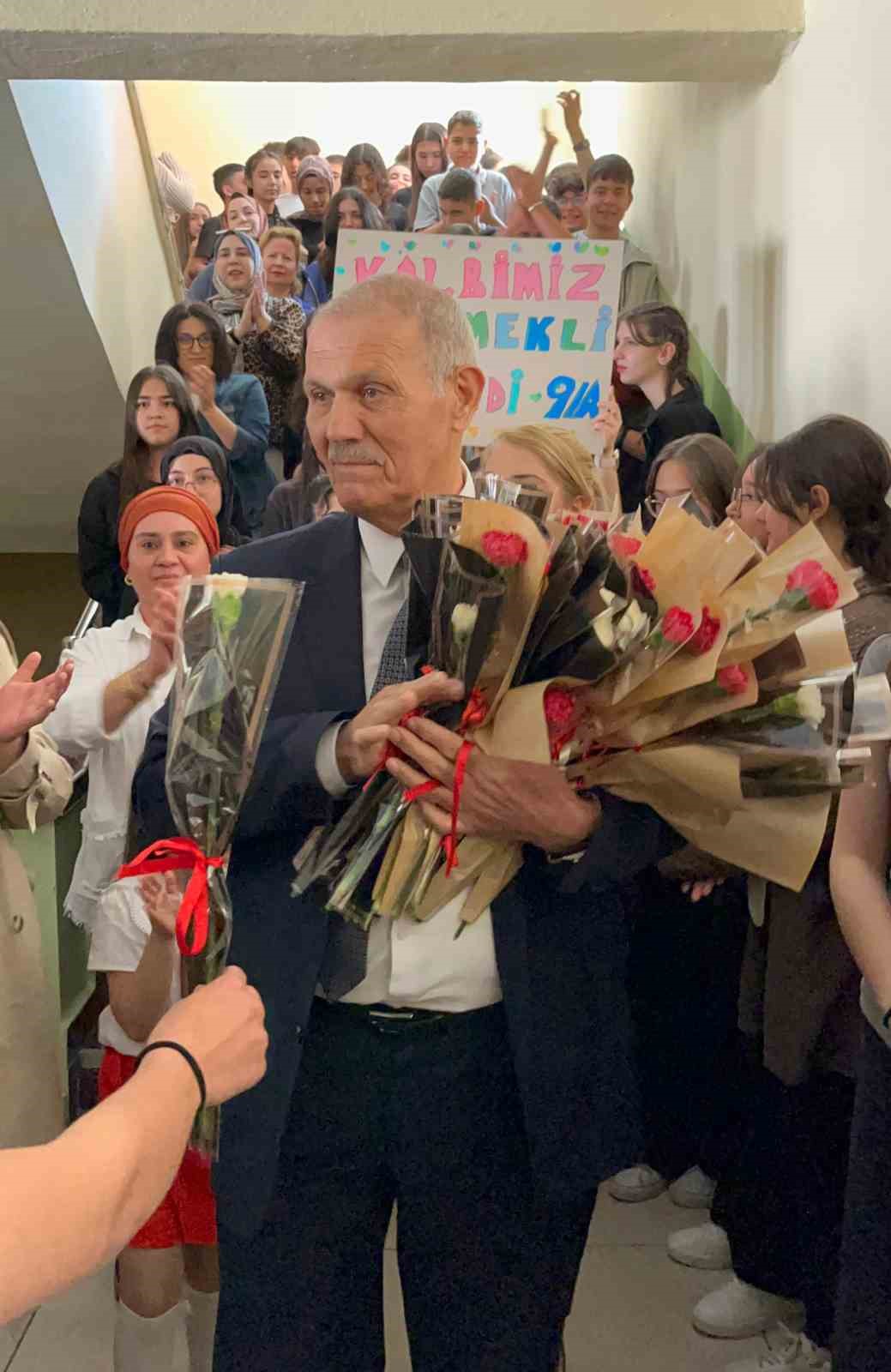 Ersin Bacaksız Anadolu Lisesi’nde emekli olan müdüre duygu yüklü veda