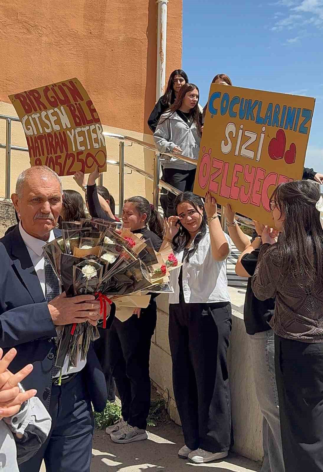 Ersin Bacaksız Anadolu Lisesi&rsquo;nde emekli olan m&uuml;d&uuml;re duygu y&uuml;kl&uuml; veda
