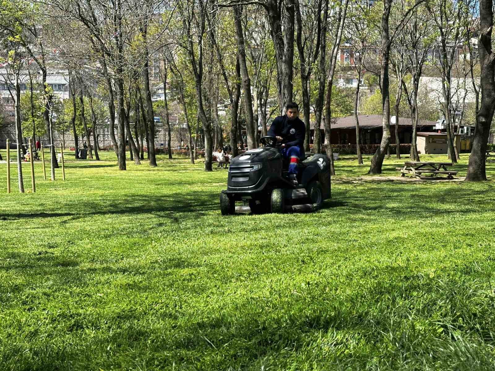 Kağıthane’de yeşil alanlarda bakım çalışması yapıldı