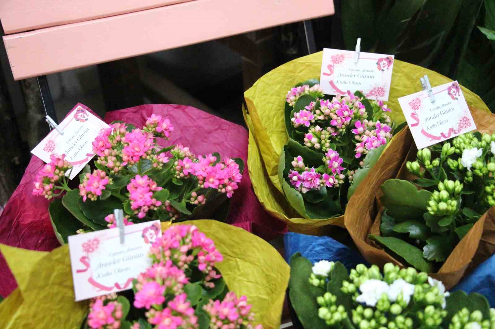 &Ccedil;i&ccedil;ek&ccedil;ilerde Anneler G&uuml;n&uuml; yoğunluğu
