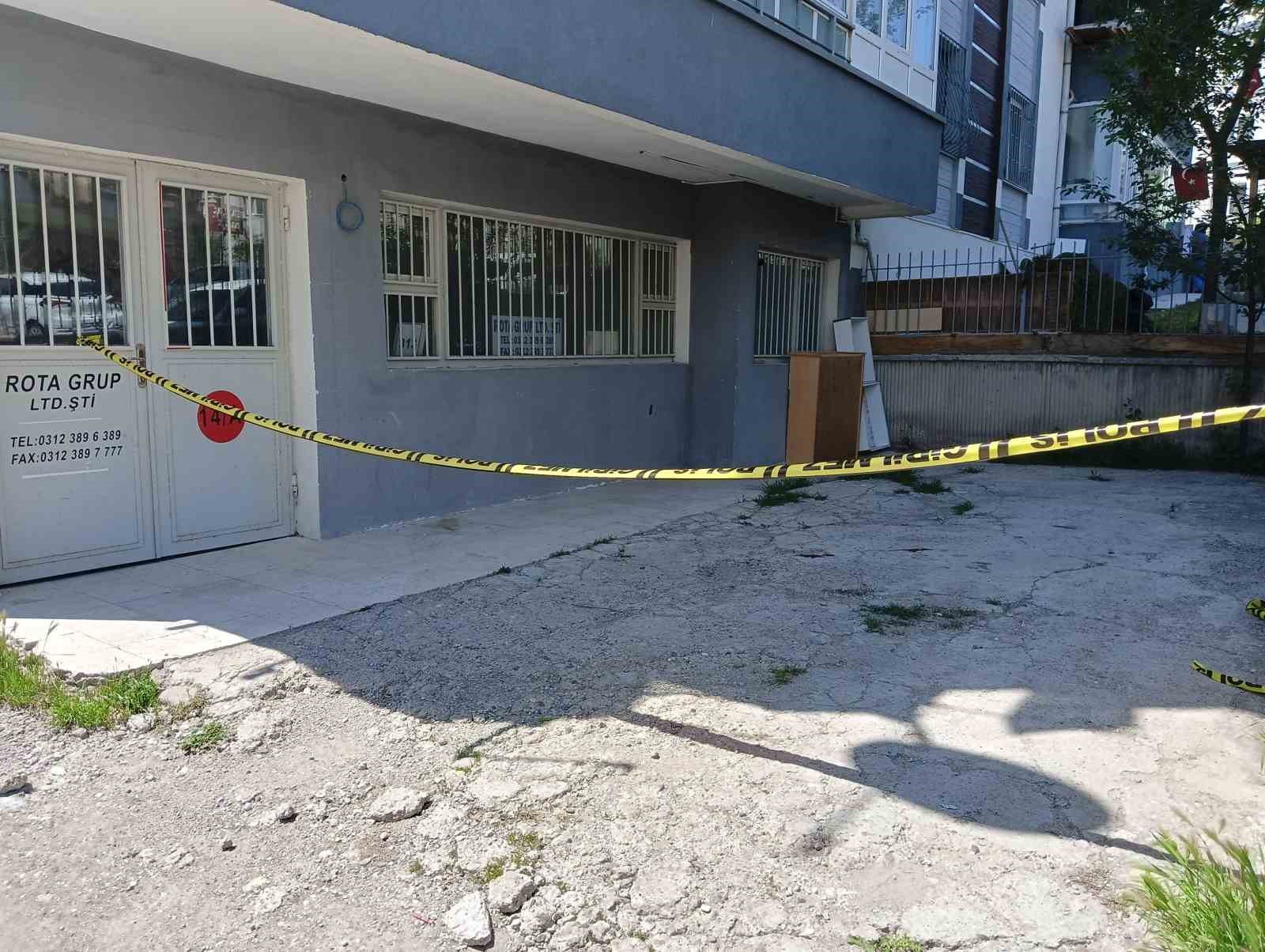 Ailesinin eski kocasıyla barışma ısrarlarına &ouml;fkelenen gen&ccedil; kadın 4. kattan atladı
