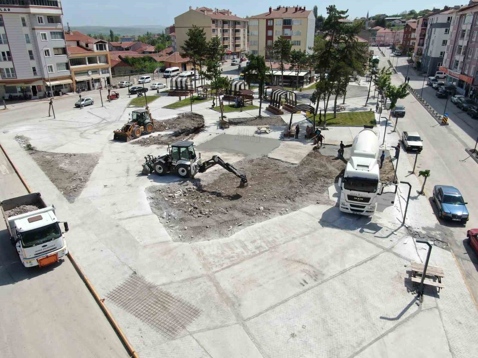 İn&ouml;n&uuml; Cumhuriyet Meydanı&rsquo;nda sona yaklaşılıyor
