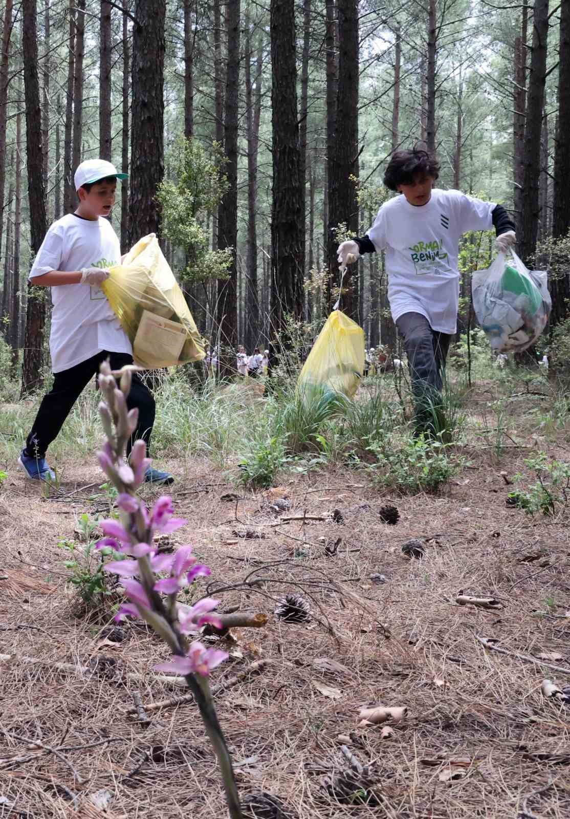 Yarım saatte 580 kilo çöp toplandı