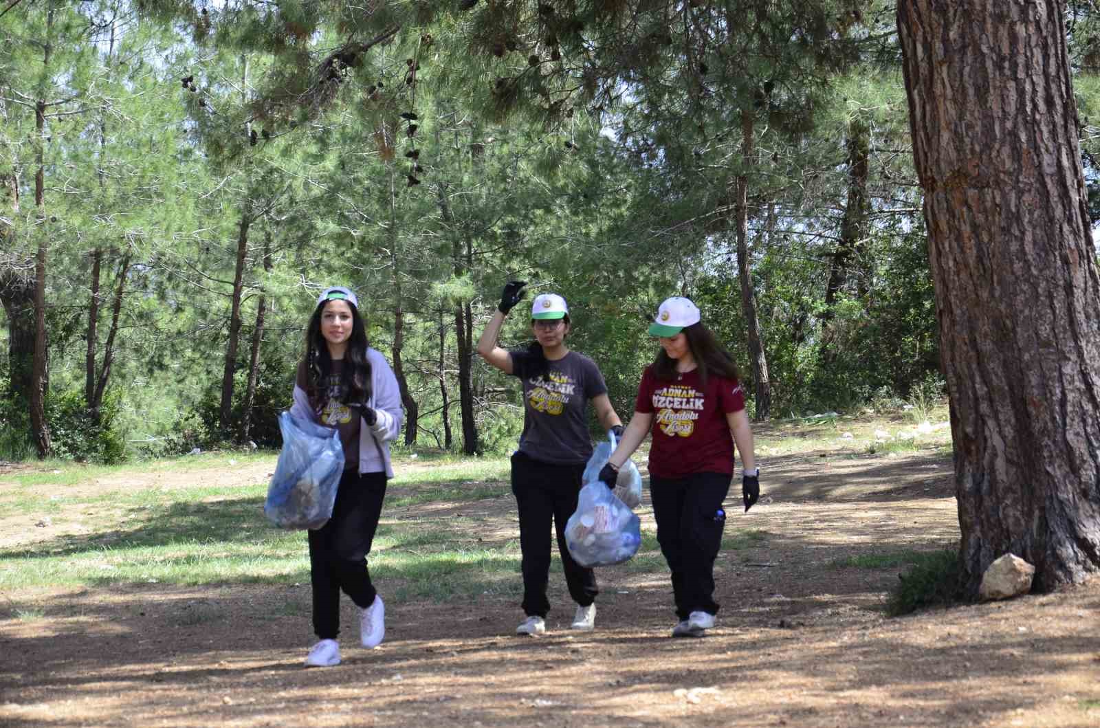 Mersin’de öğrenciler ormanlık alanda temizlik yaptı