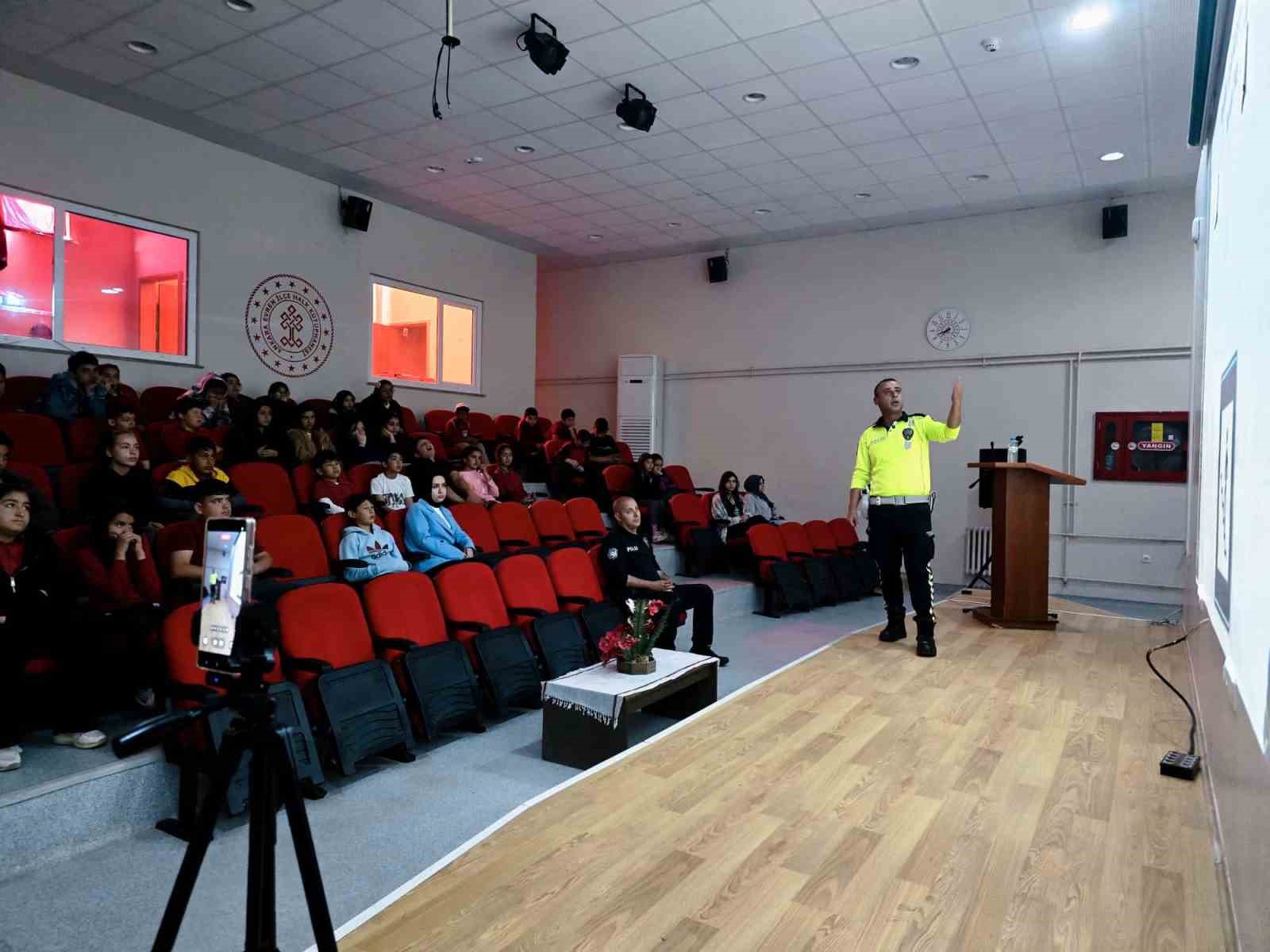 Ankara’da polisten öğrencilere trafik eğitimi