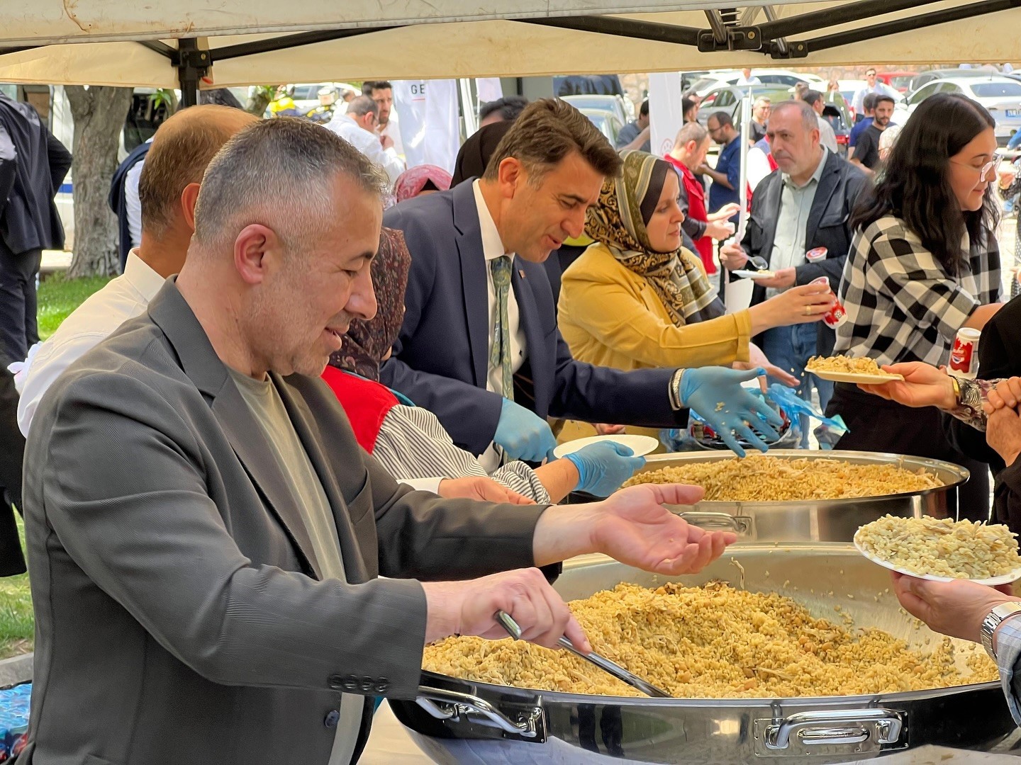 Semih Yavuz&rsquo;un anısına geleneksel şifalı pilav ikramı ger&ccedil;ekleşti
