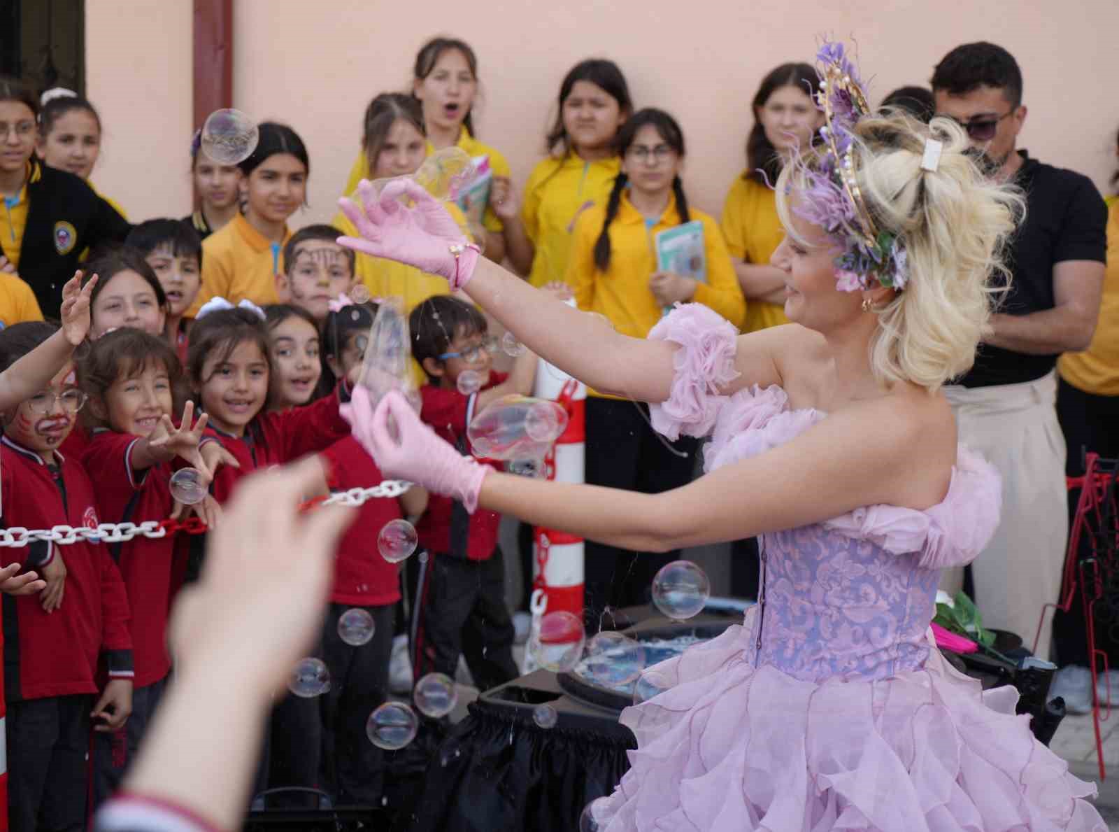 Renkli y&uuml;zler, mutlu &ccedil;ocuklar: Trafik bilinci eğlenceyle aşılandı

