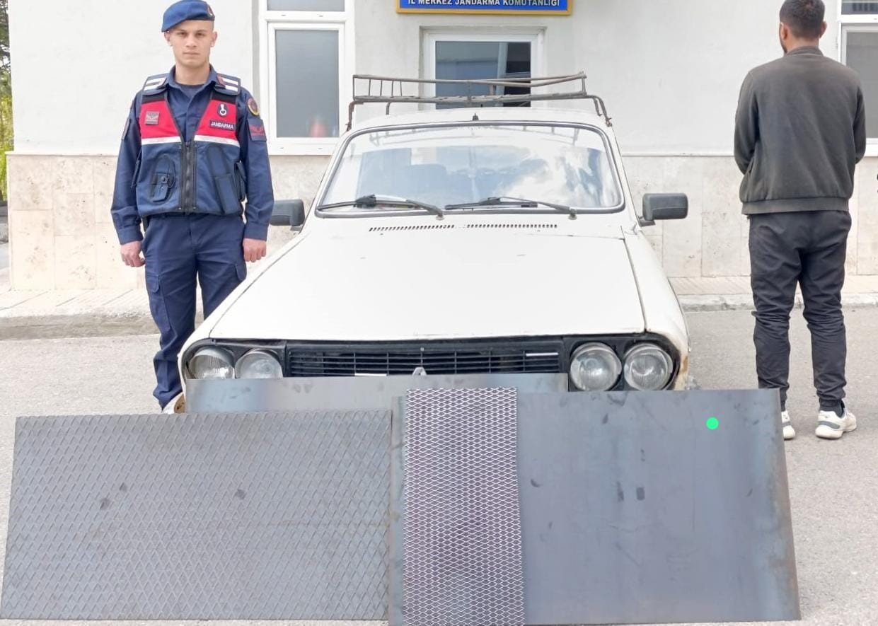 Römork arka kapağını çalmak isteyen şahıs yakalandı