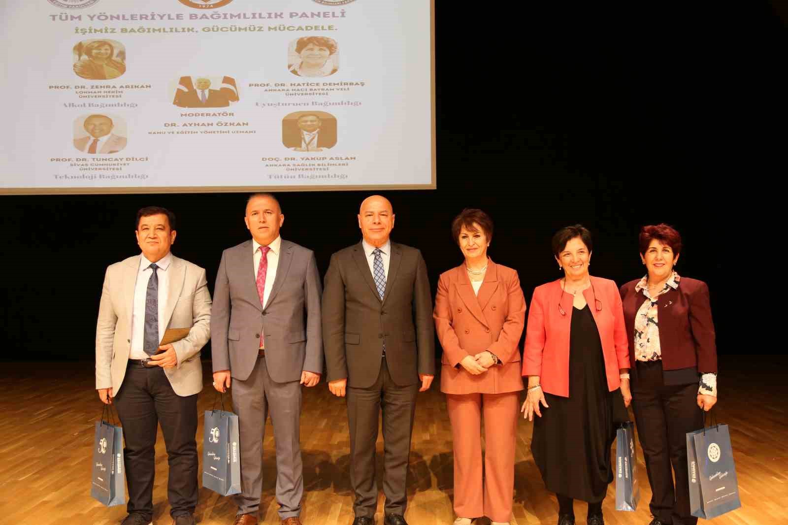 Sivas’ta bağımlılık türleri uzmanları tarafından ele alındı
