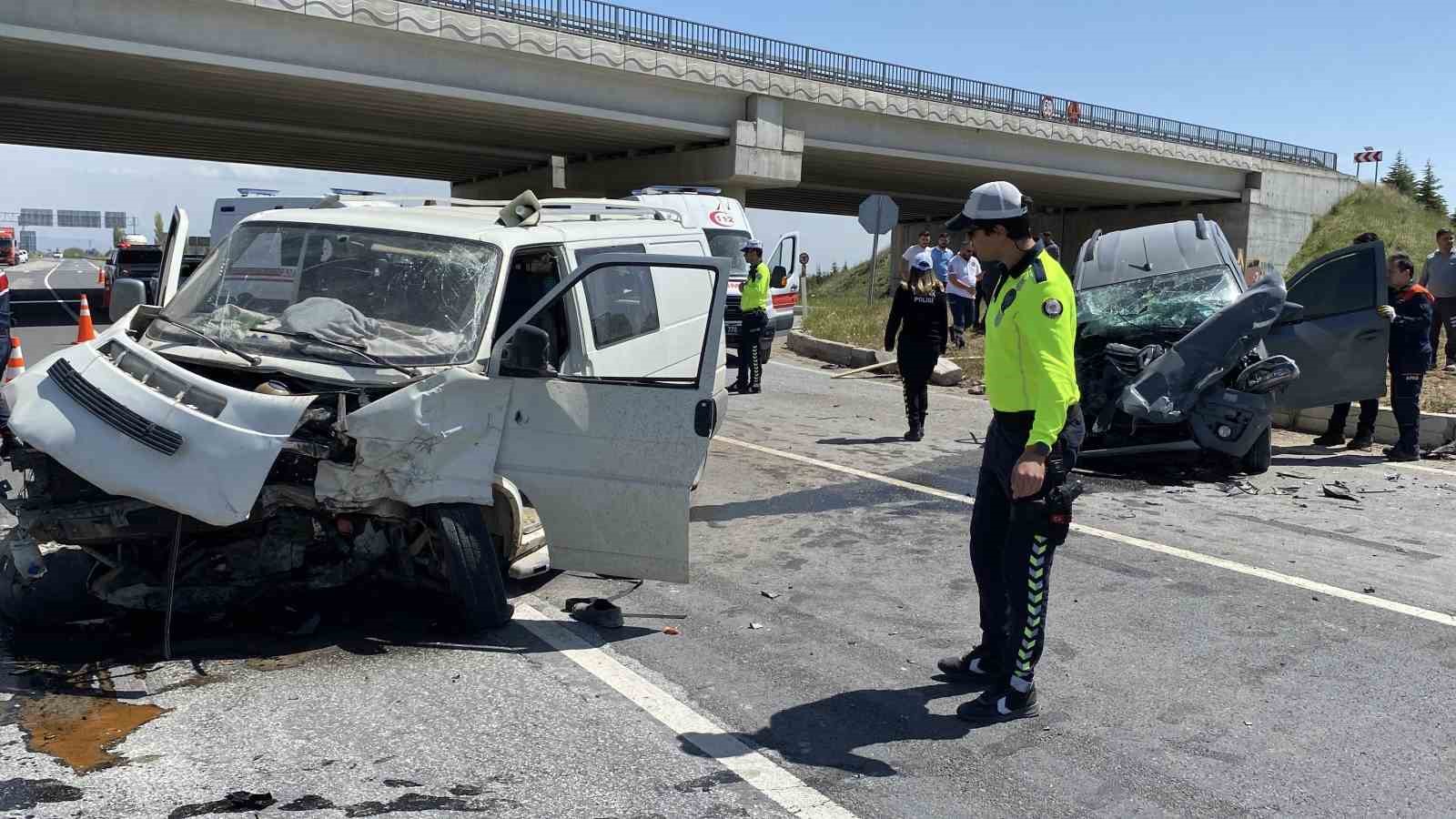 Aksaray’da minibüs ile hafif ticari araç çarpıştı: 3 yaralı