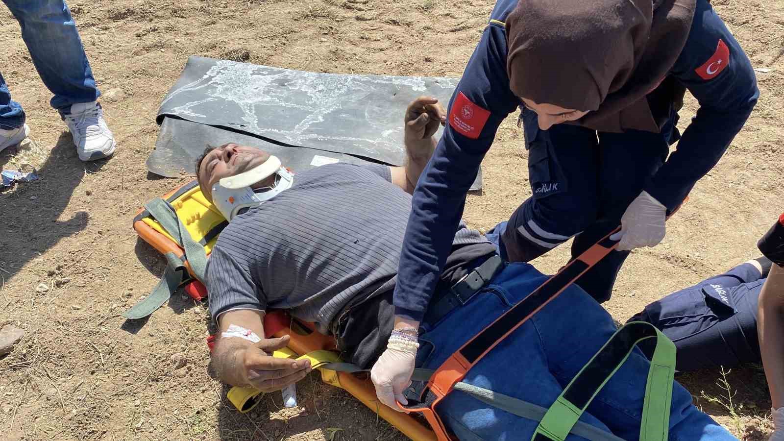 Aksaray’da minibüs ile hafif ticari araç çarpıştı: 3 yaralı