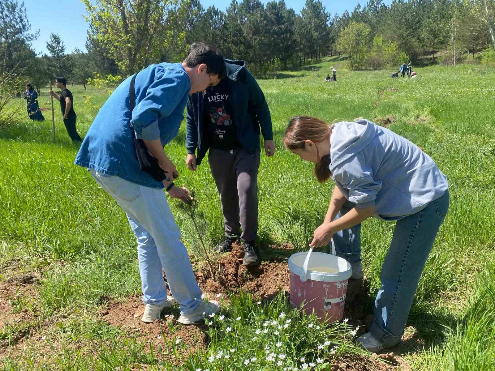 Sivas’ta Türk dünyası öğrencileri fidan dikti
