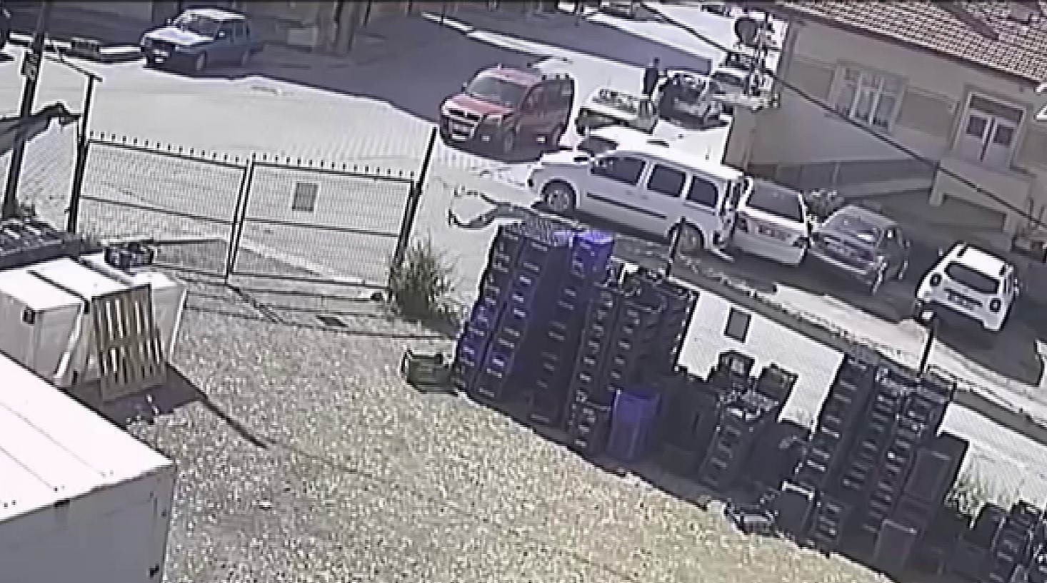 Karaman’da freni boşan hafif ticari aracın 2 otomobile çarpması kamerada