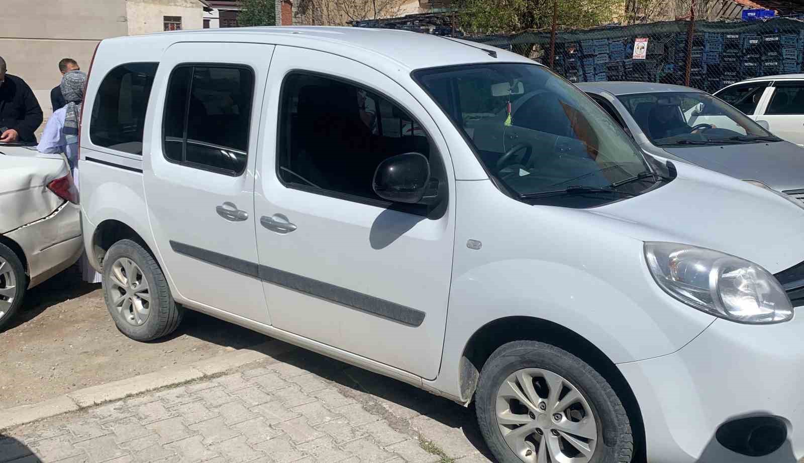Karaman’da freni boşan hafif ticari aracın 2 otomobile çarpması kamerada