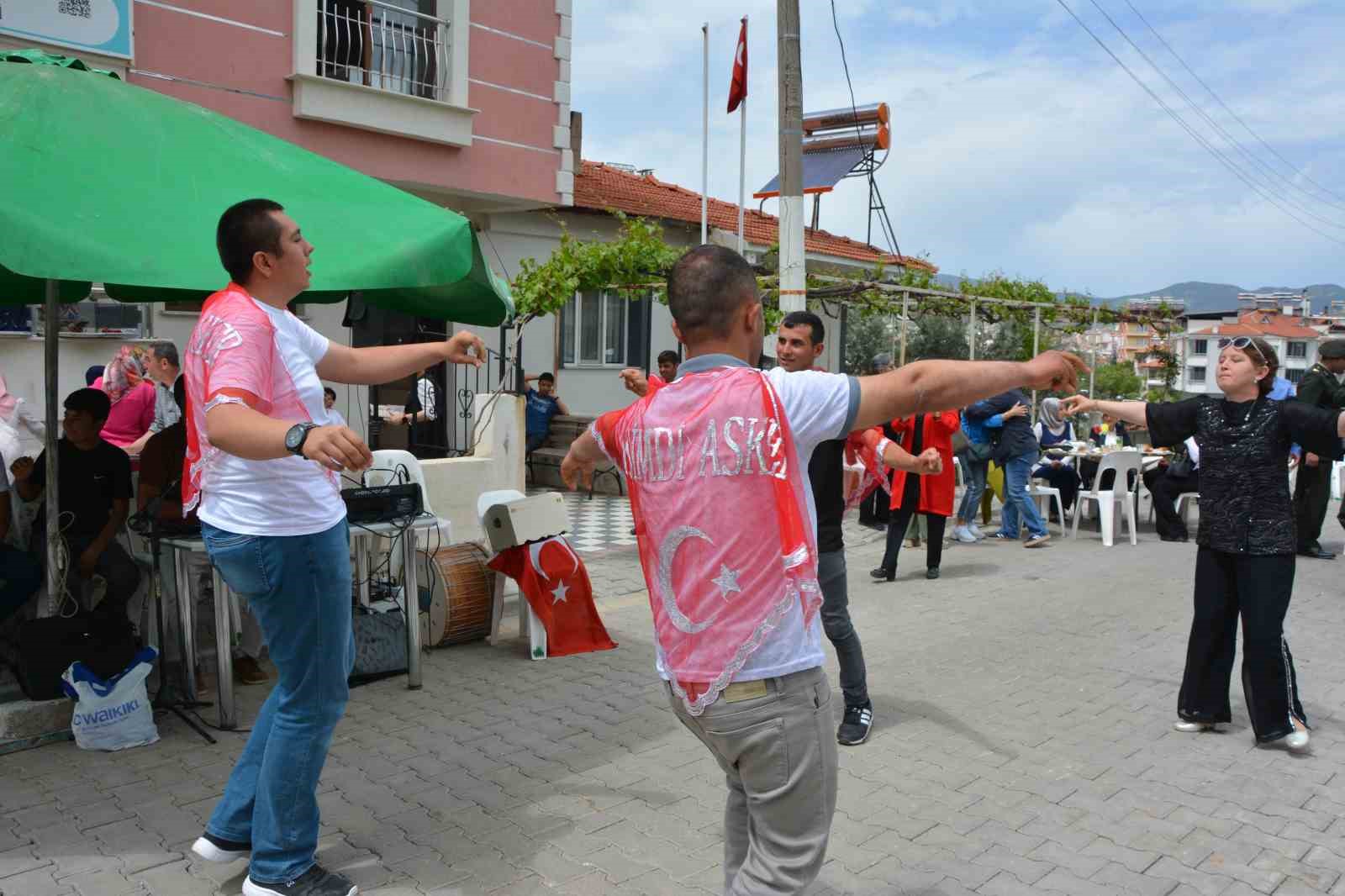 Demirci’de 5 genç için temsili askerlik eğlencesi düzenlendi