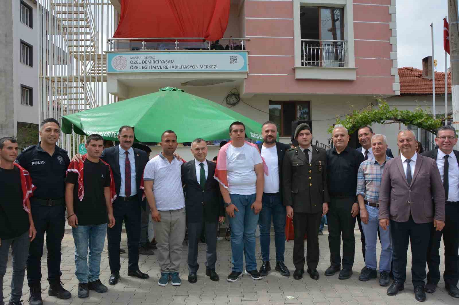 Demirci’de 5 genç için temsili askerlik eğlencesi düzenlendi
