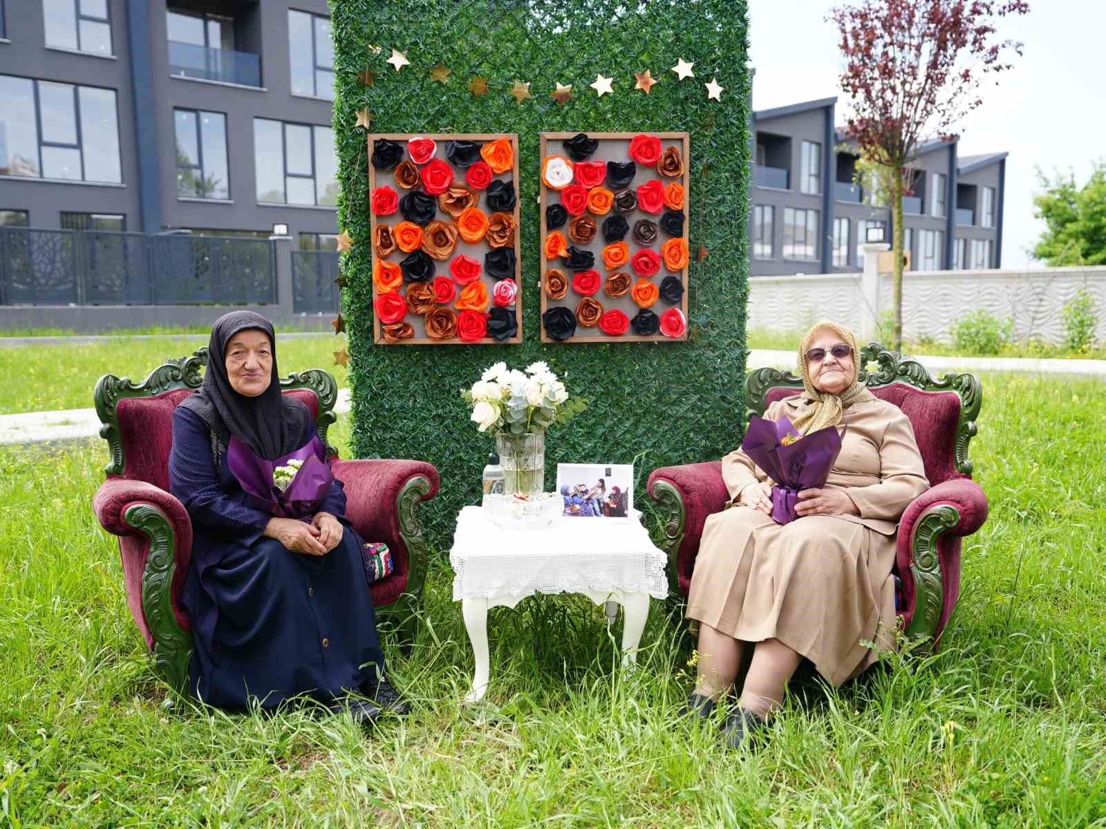 Alzheimer Merkezindeki anneler unutulmadı
