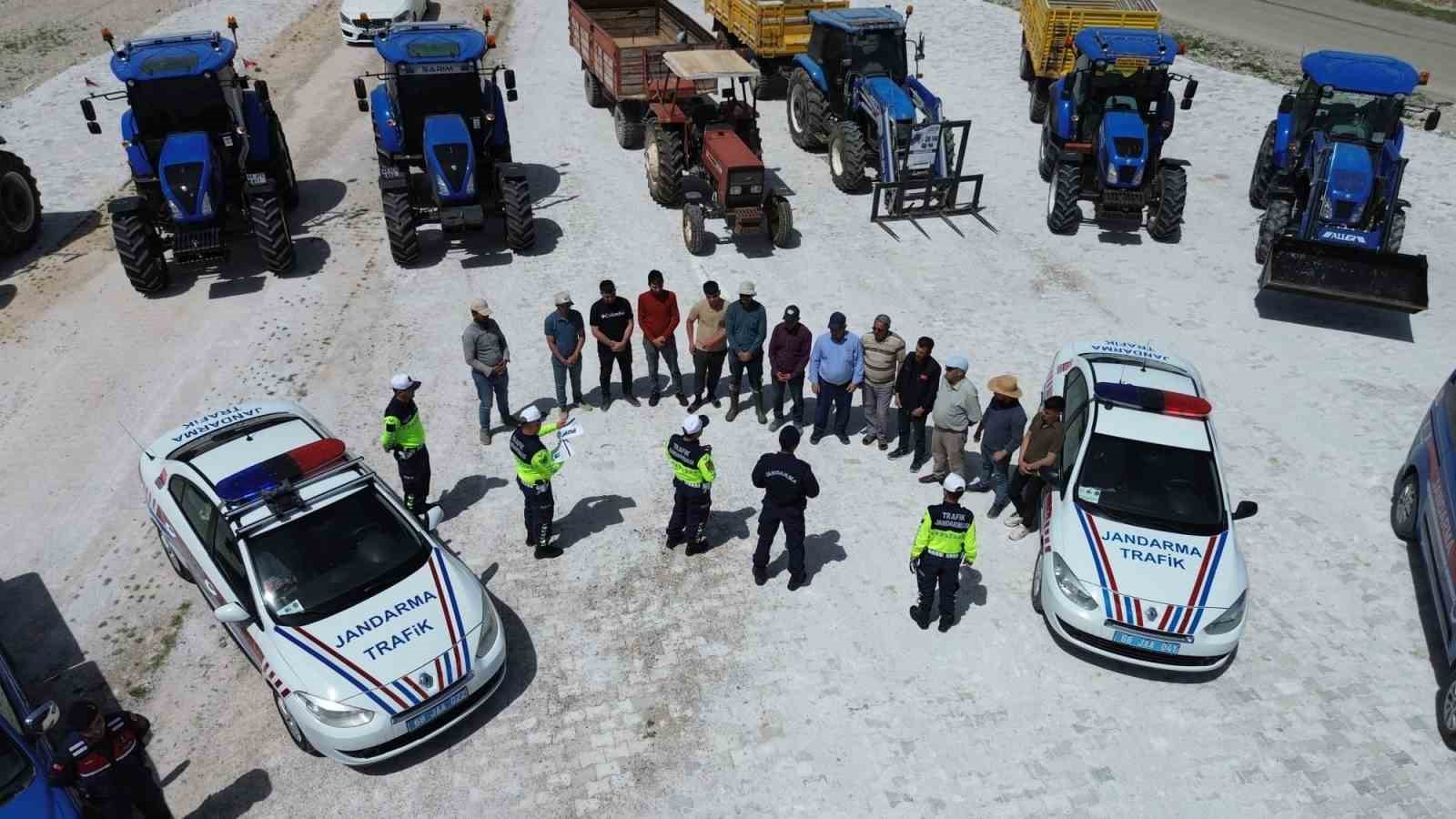 Aksaray’da jandarmadan çiftçilere eğitim, traktörlere reflektör