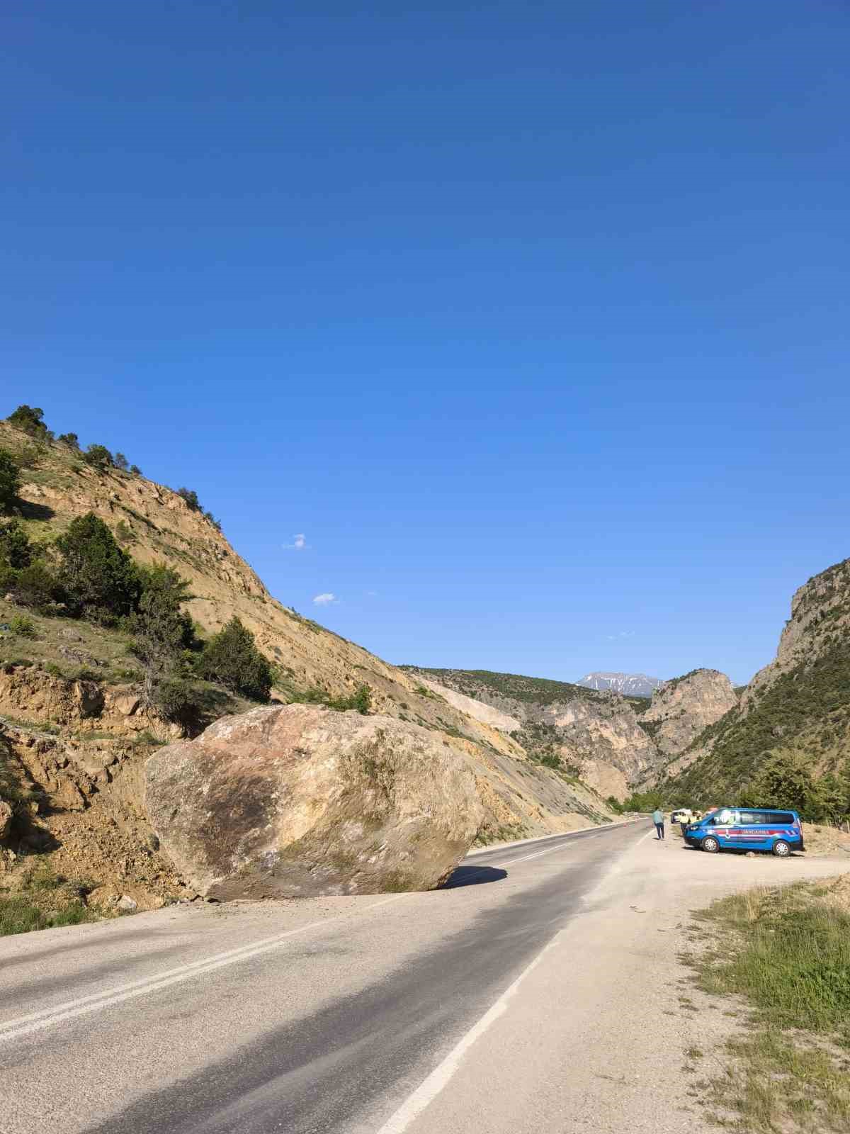 Artvin’in Ardanuç ilçesinde dev kaya yola düştü