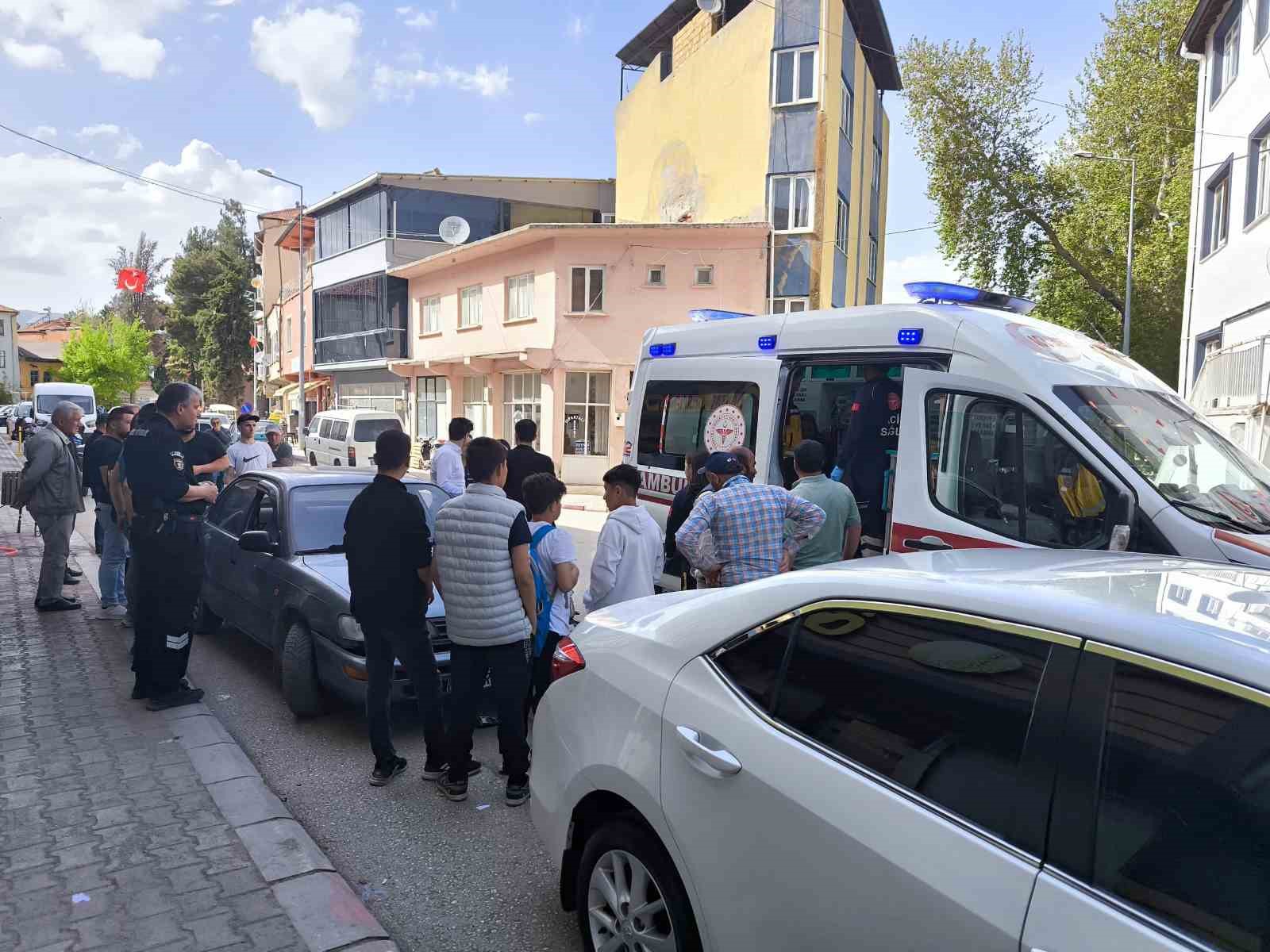 Elektrikli motosiklet ile otomobil &ccedil;arpıştı: 2 yaralı
