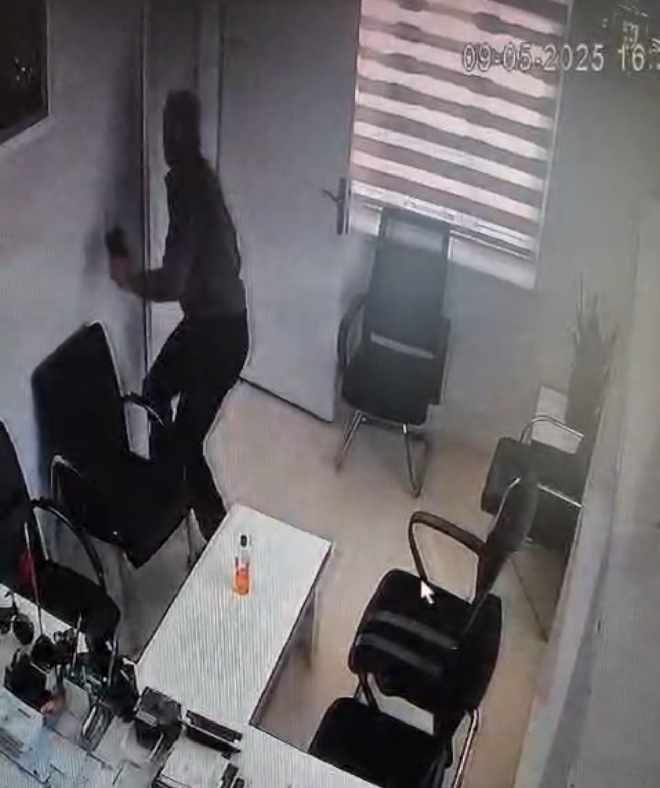 Elazığ&rsquo;da muhtara silahlı saldırı anı kamerada
