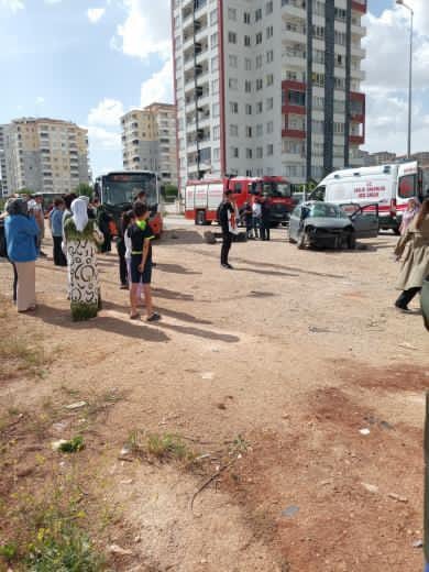 Gaziantep&rsquo;te otomobil ile otob&uuml;s &ccedil;arpıştı: 1 &ouml;l&uuml;, 1 yaralı
